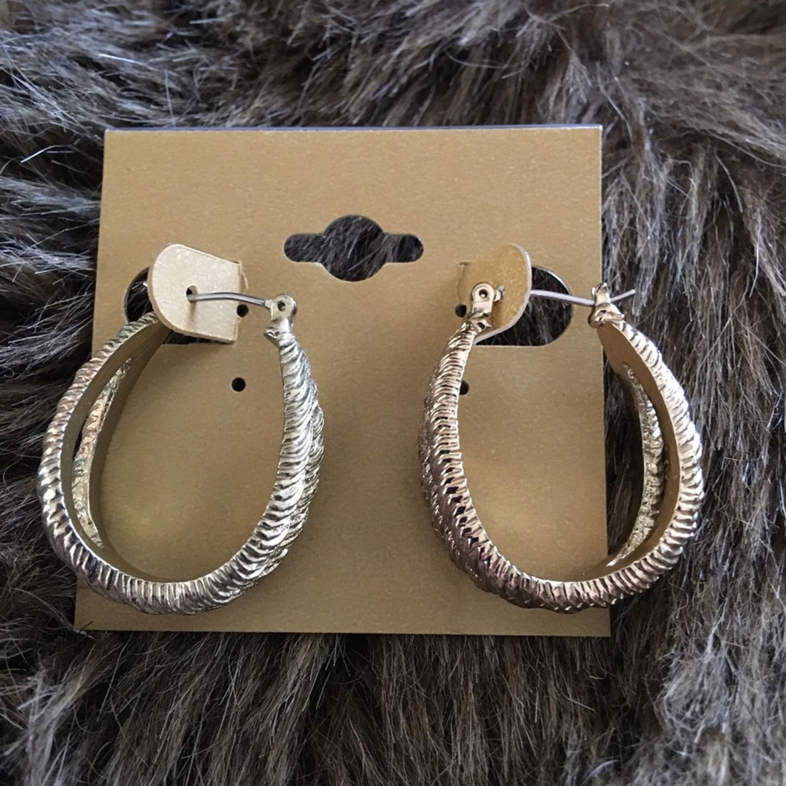 Vintage Vintage textured gold tone hoop latch earrings Size ONE SIZE - 2 Thumbnail