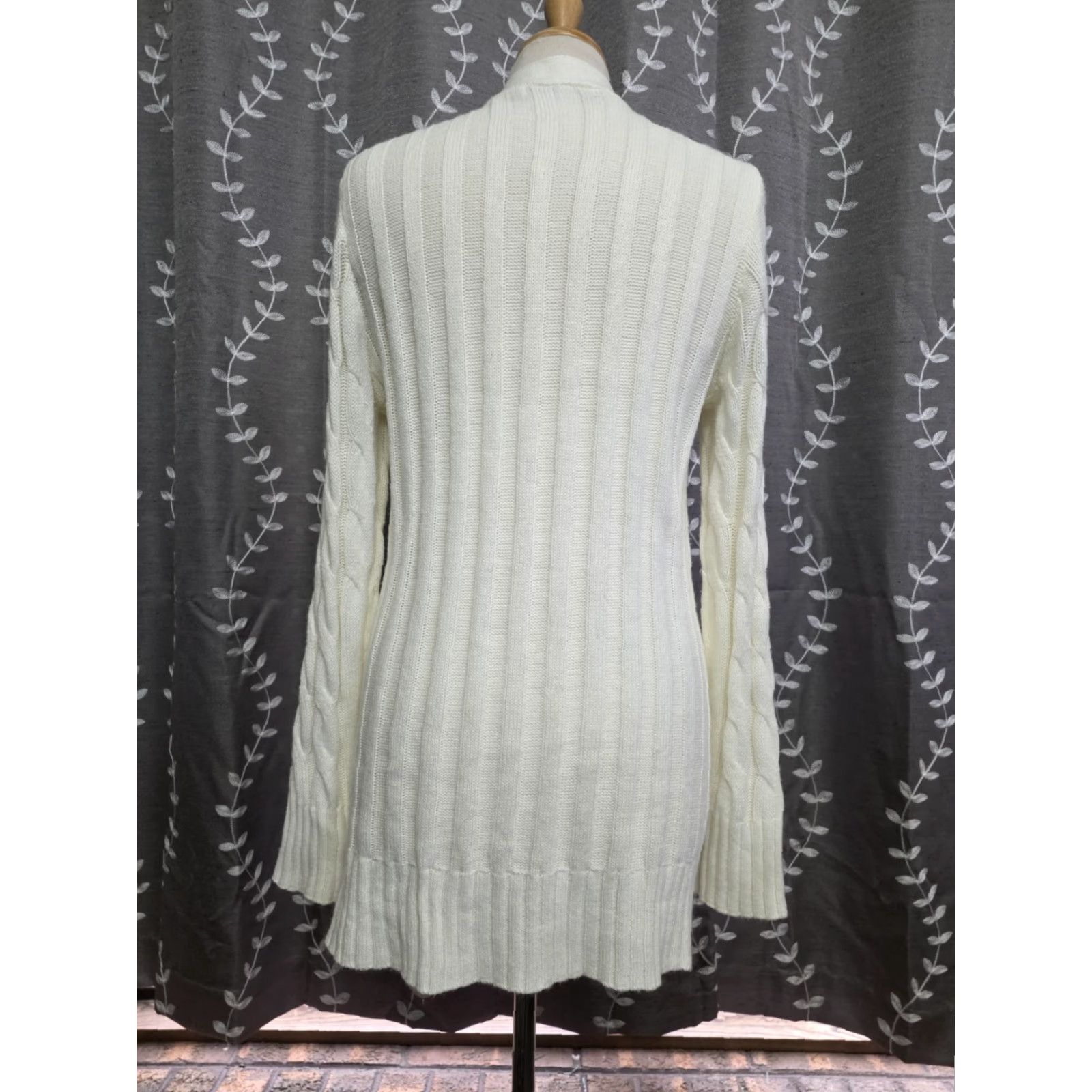 Vintage Merokeety Cardigan Sweater Women M Ivory Cable Knit Pockets Long V-Neck Raglan Sleeve Button Knit Lightweight EUC Size M / US 6-8 / IT 42-44 - 3 Thumbnail