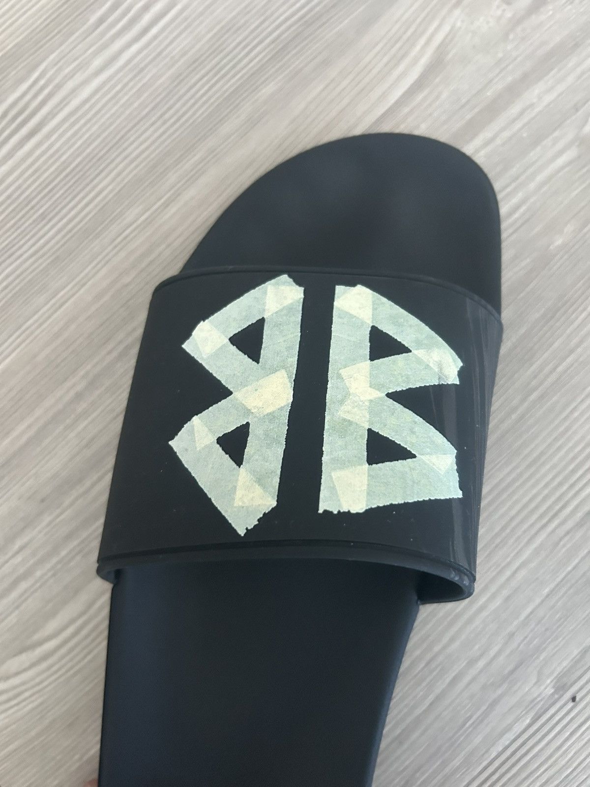 Balenciaga Black tape Balenciaga pool slides Size US 11 / EU 44 - 4 Thumbnail