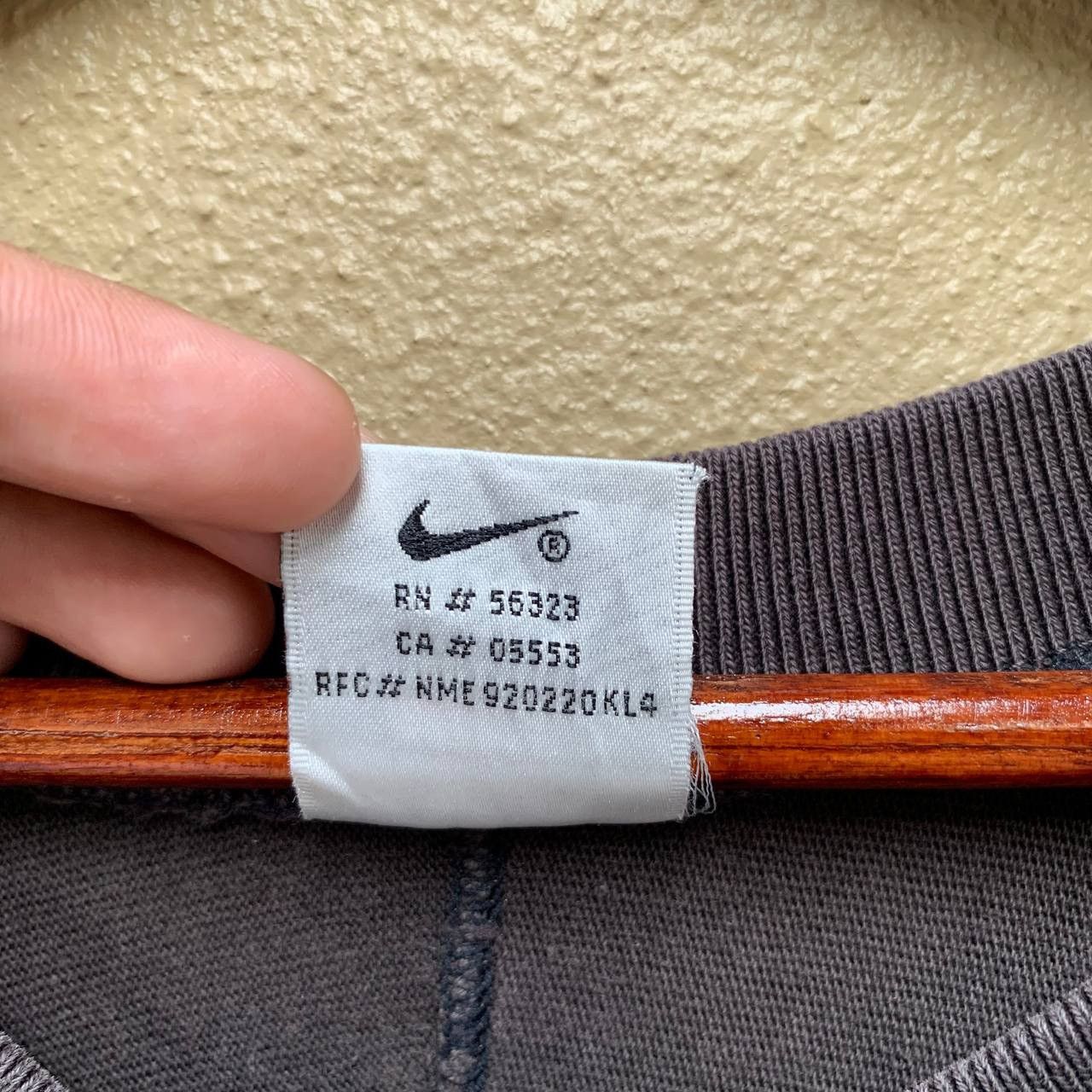 Nike Vintage 90s NIKE Big Swoosh Loose V-neck Tee Size US L / EU 52-54 / 3 - 7 Thumbnail