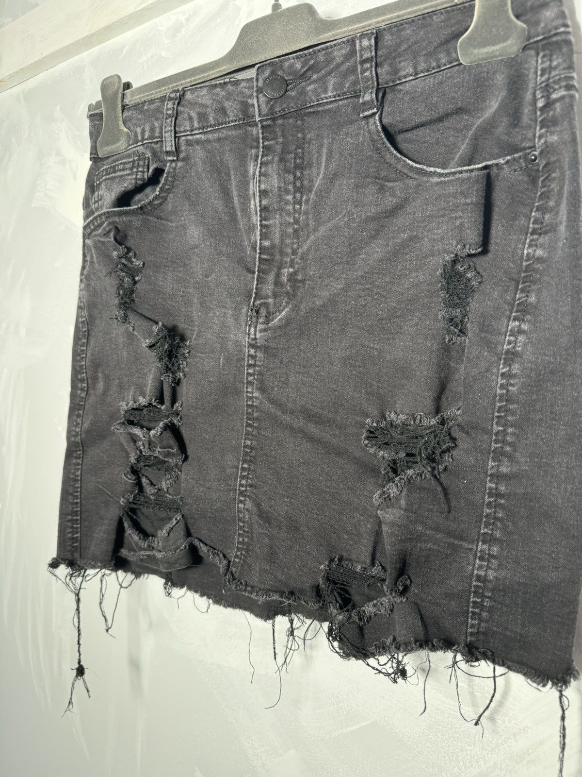 Vintage Streetwear Essentials Black Ripped Distressed Jean Skirt Emo Size 30" / US 8 / IT 44 - 4 Thumbnail