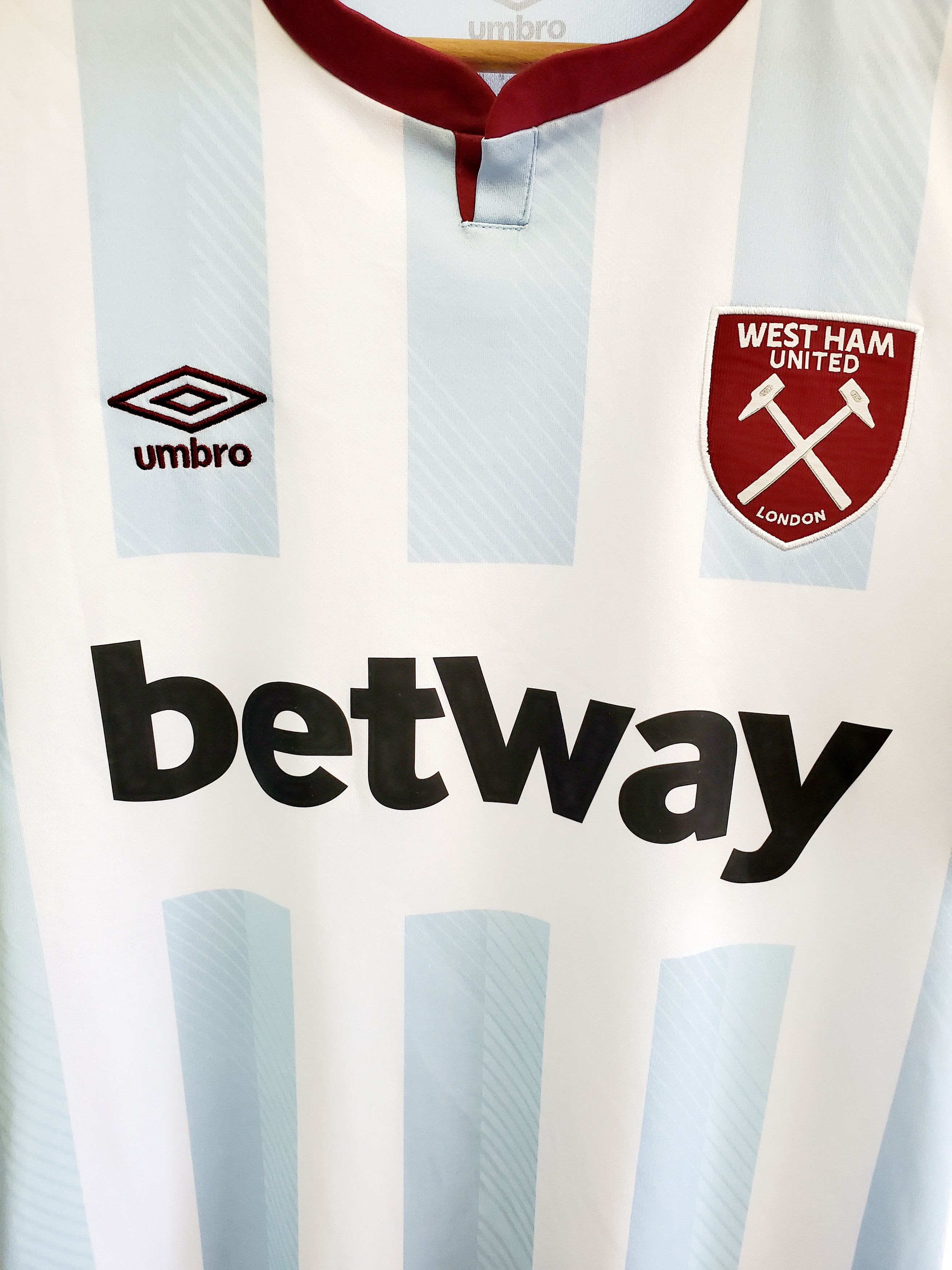 Umbro West Ham United FC Away 21-22 Jersey ideal condition size M Size US M / EU 48-50 / 2 - 2 Thumbnail