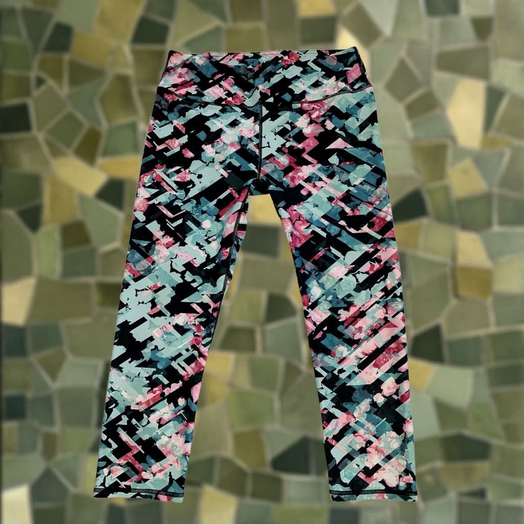 Fabletics Fabletics Capri Cropped Leggings Womens S Multicolor Geometric Pattern Athletic Activewear Capris Workout Stretch Elastic Waist Size 28" / US 6 / IT 42 - 1 Thumbnail