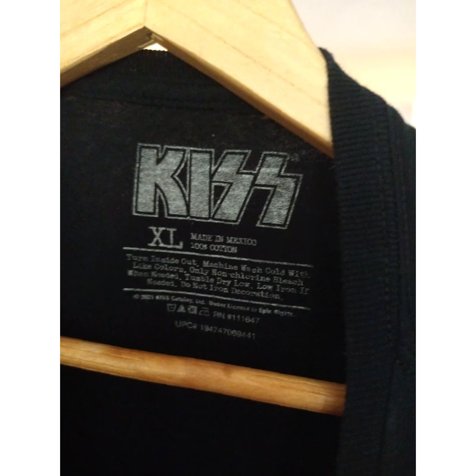 Vintage VINTAGE Kiss T-shirt Reprint World Tour 77 Size XL Black Men Short Sleeve Rock T-Shirt Size US XL / EU 56 / 4 - 2 Thumbnail