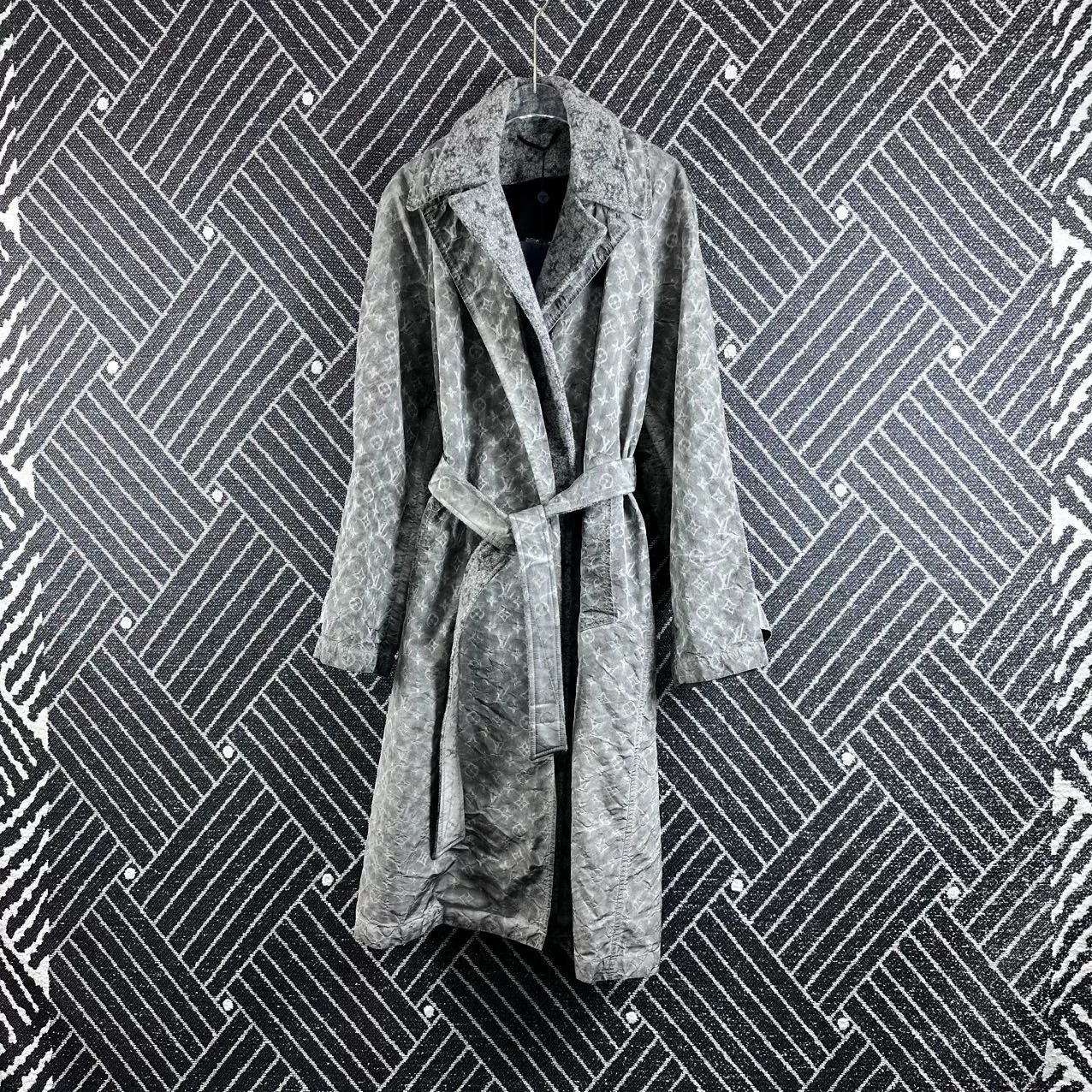 Louis Vuitton Louis Vuitton Monogram Gray Trench Coat Size M / US 6-8 / IT 42-44 - 1 Thumbnail