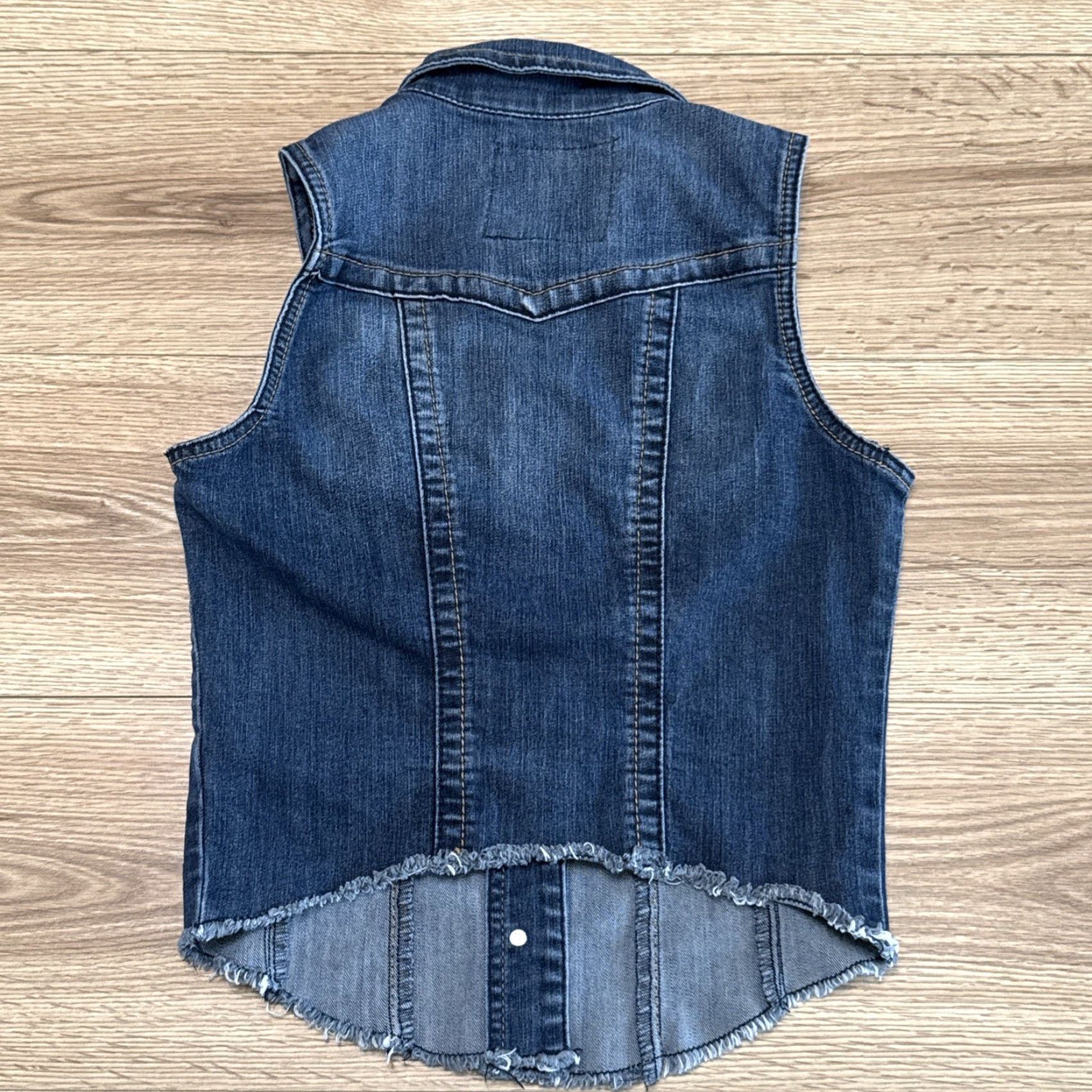 Vintage VINTAGE Maurices Women's Small Denim Jean Vest Sleeveless Casual Spring Summer Fall Winter Blue 90s Americana Size 28" / US 6 / IT 42 - 8 Thumbnail