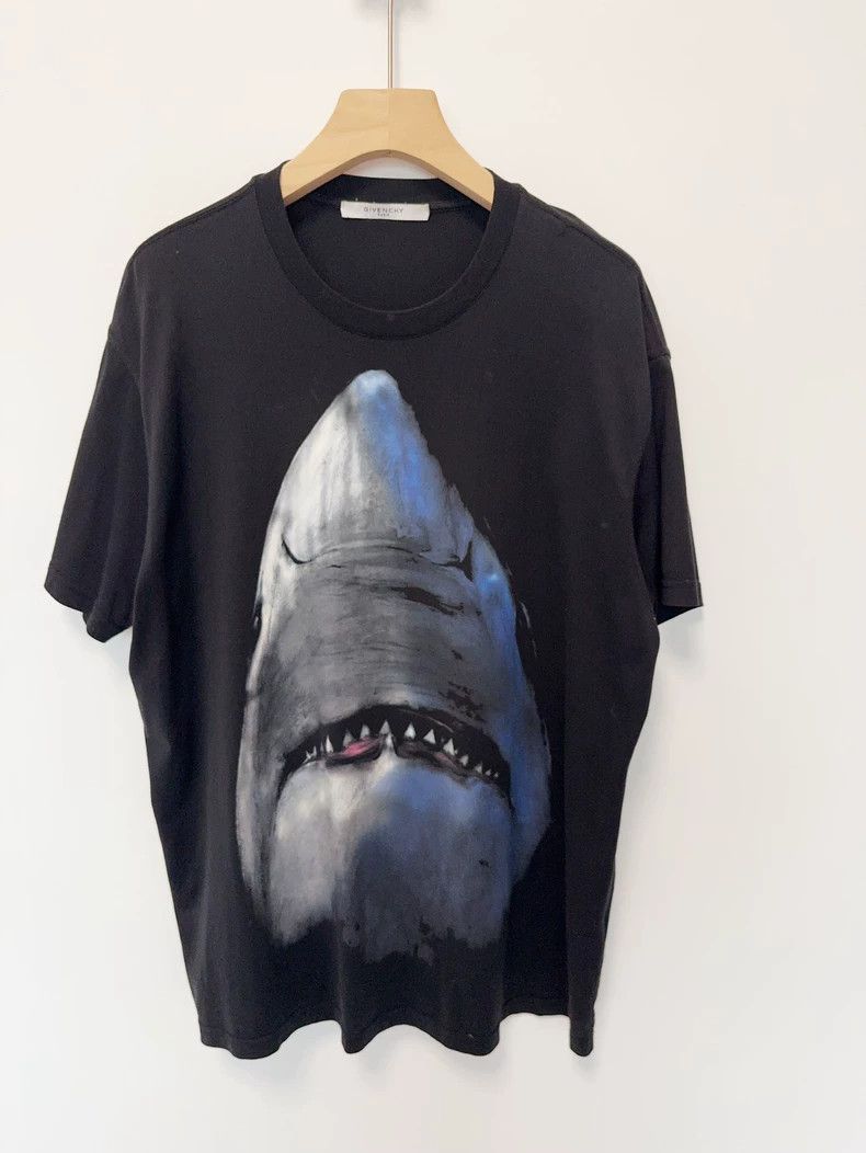 Givenchy givenchy shark graphic short sleeve t-shirt-dmc | Grailed