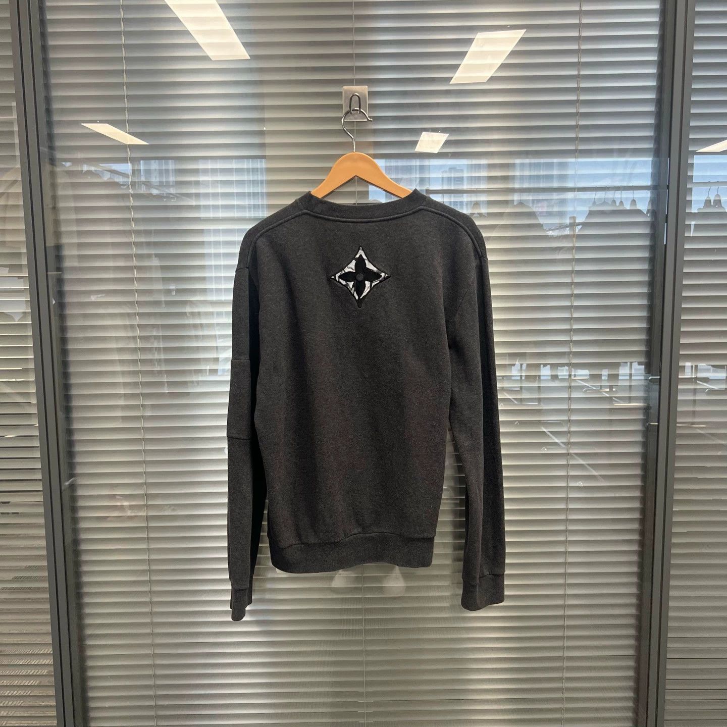 Louis Vuitton LV SS24 Gray Logo Embroidered Zip Sweatshirt M New #10604 Size US M / EU 48-50 / 2 - 2 Thumbnail
