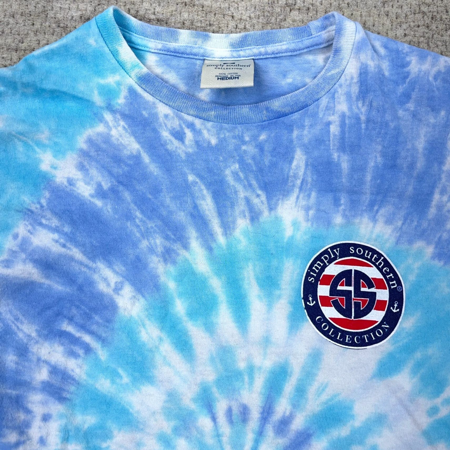 Vintage Simply Southern Women's Medium Blue Tie Dye T-Shirt with Bumble Bee & American Flag Graphic Size M / US 6-8 / IT 42-44 - 5 Thumbnail