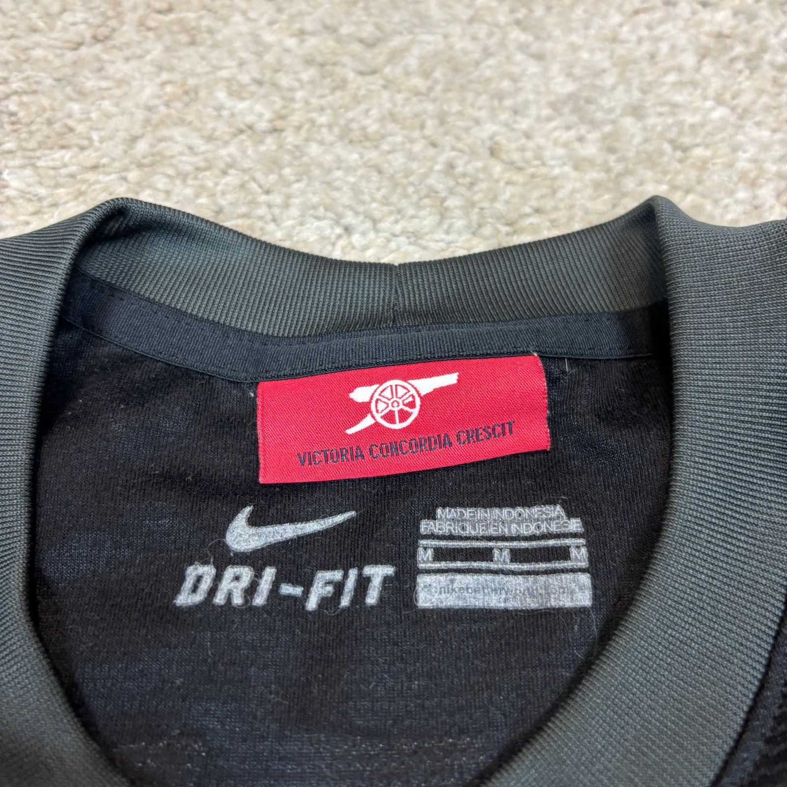Nike Arsenal 2013 2014 Goalkeeper Mesut Ozil 11 Jersey Men's M Size US M / EU 48-50 / 2 - 8 Thumbnail