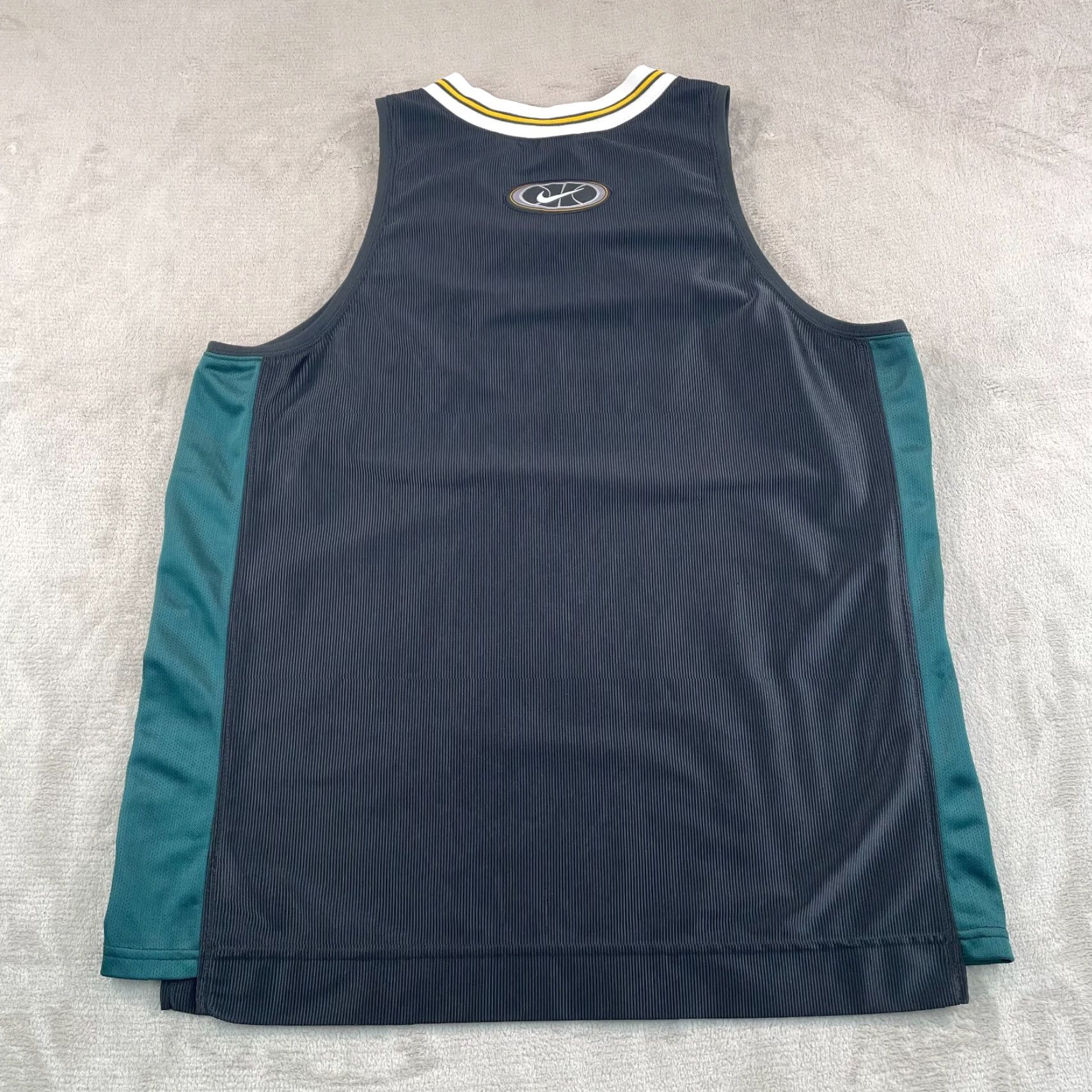 Nike VINTAGE Nike Basketball Jersey Men 2XL Black Green Center Logo White Tag Y2K 90s Size US XXL / EU 58 / 5 - 5 Thumbnail