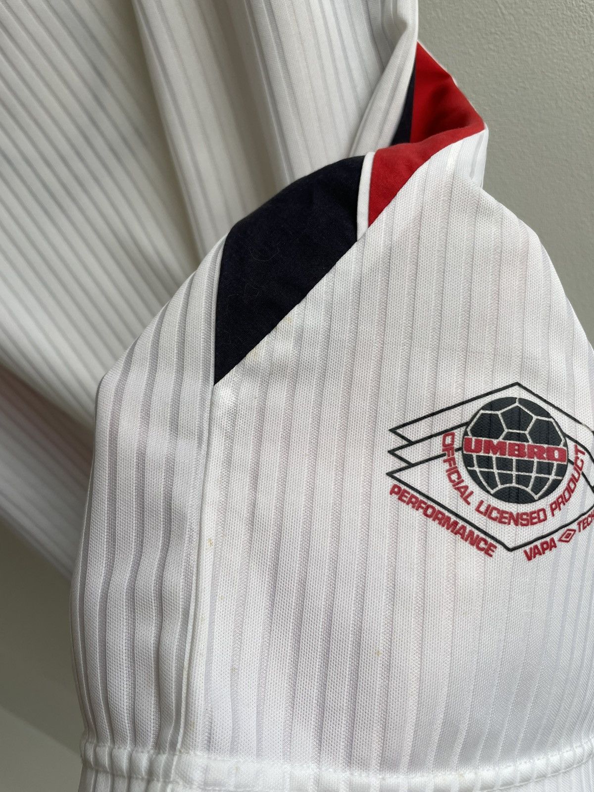 Vintage ENGLAND 1998 1999 Home Football Shirt Soccer Jersey Umbro Size US L / EU 52-54 / 3 - 15 Thumbnail