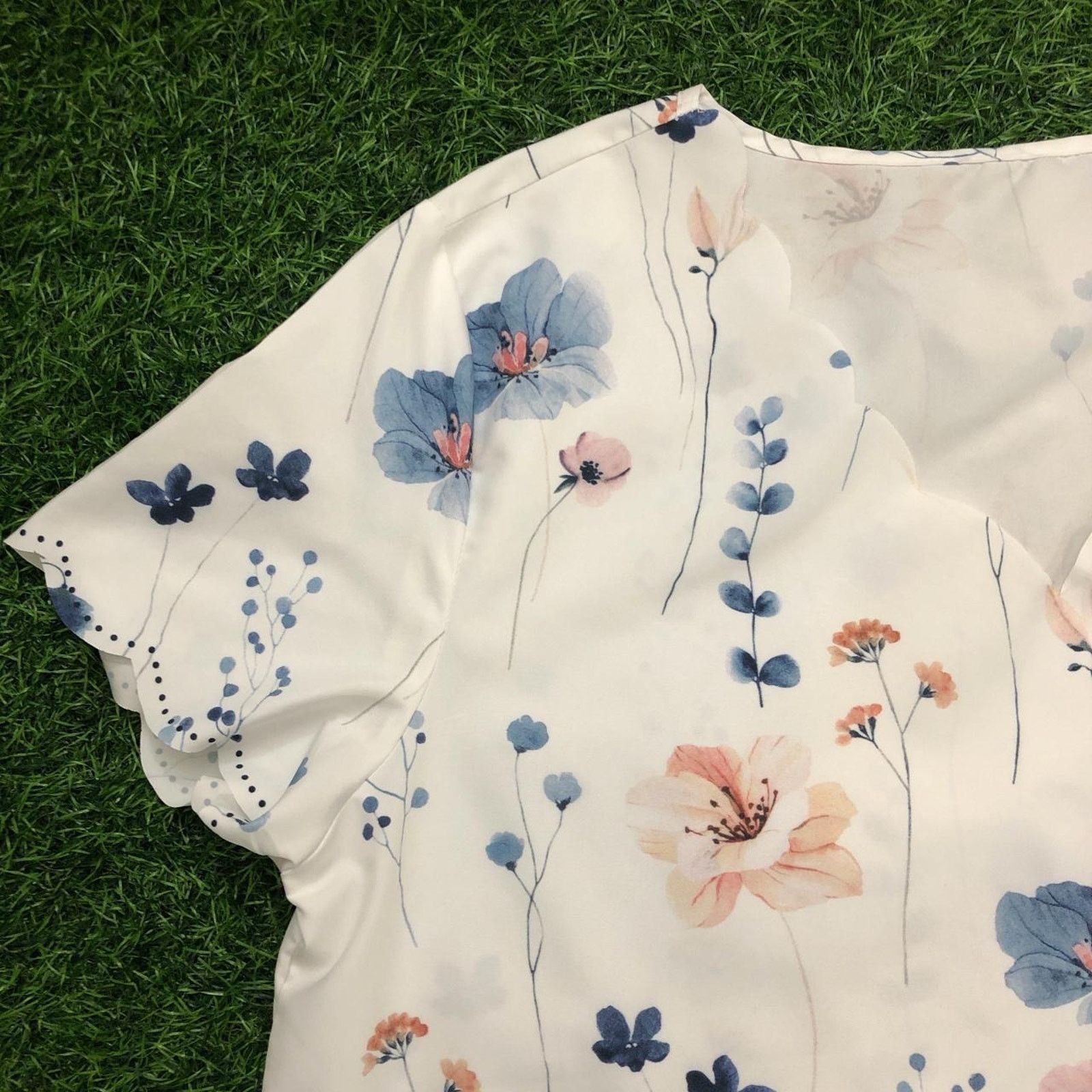 Other Women's White Scalloped Neck Floral Blouse Size L / US 10 / IT 46 - 3 Thumbnail