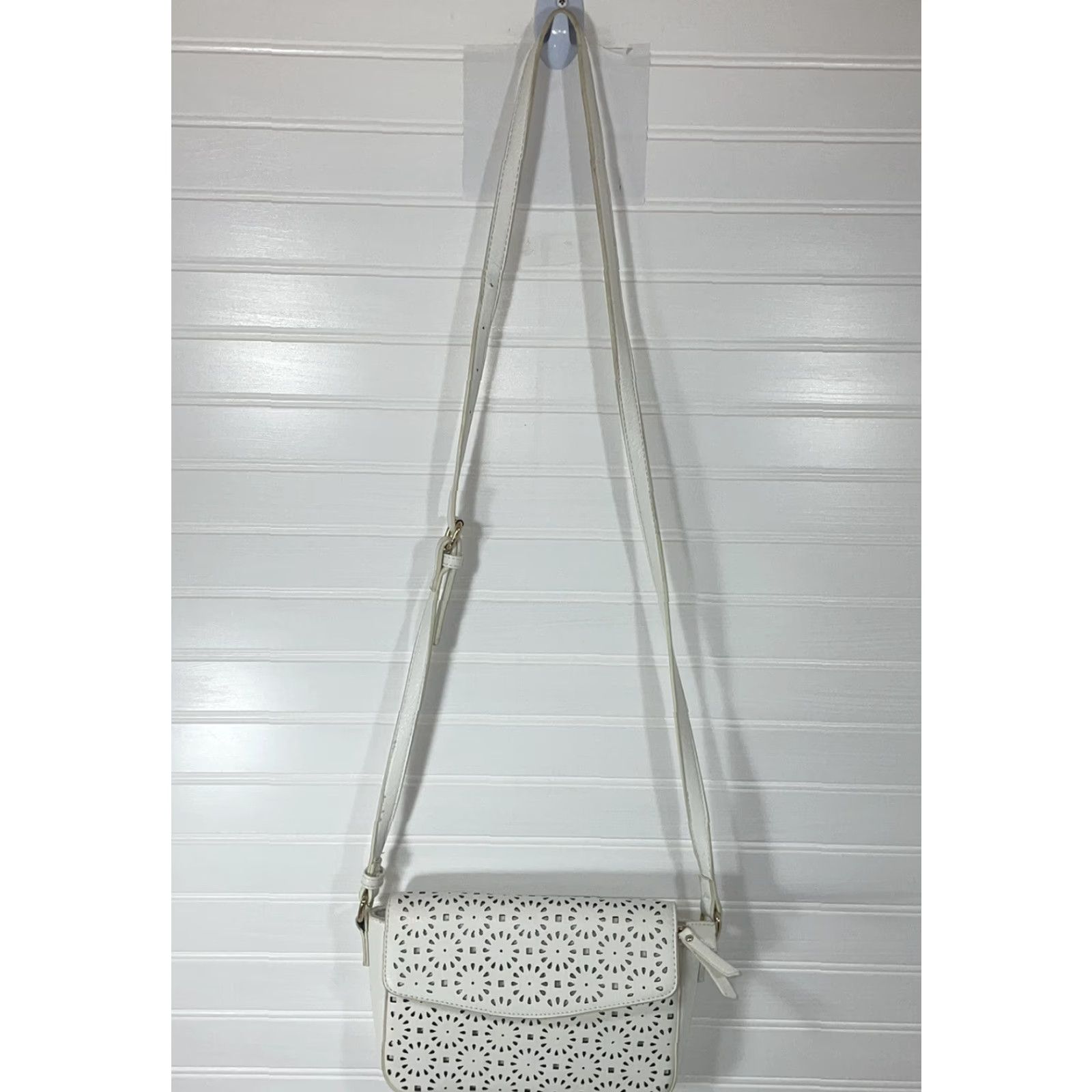 Vintage Miztique White Leather Shoulder Strap Purse Cut Out Designs Front Pre Owned Casual Shoulder Bag Adults Medium 9x6 in Gold Hardware Womens Size ONE SIZE - 2 Thumbnail