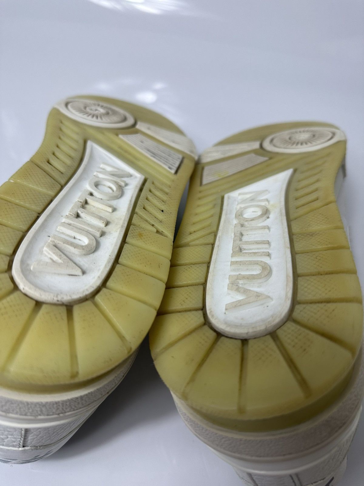 Louis Vuitton Louis Vuitton Trainer White/Grey Signature Size US 9.5 / EU 42-43 - 4 Thumbnail