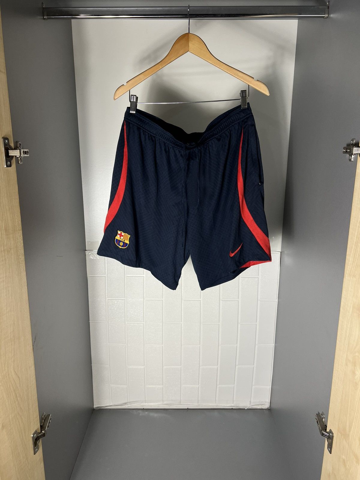 Nike VINTAGE NIKE FC BARCELONA SPAIN SOCCER JERSEY RETRO Y2K 90s Size US XL / EU 56 / 4 - 1 Thumbnail