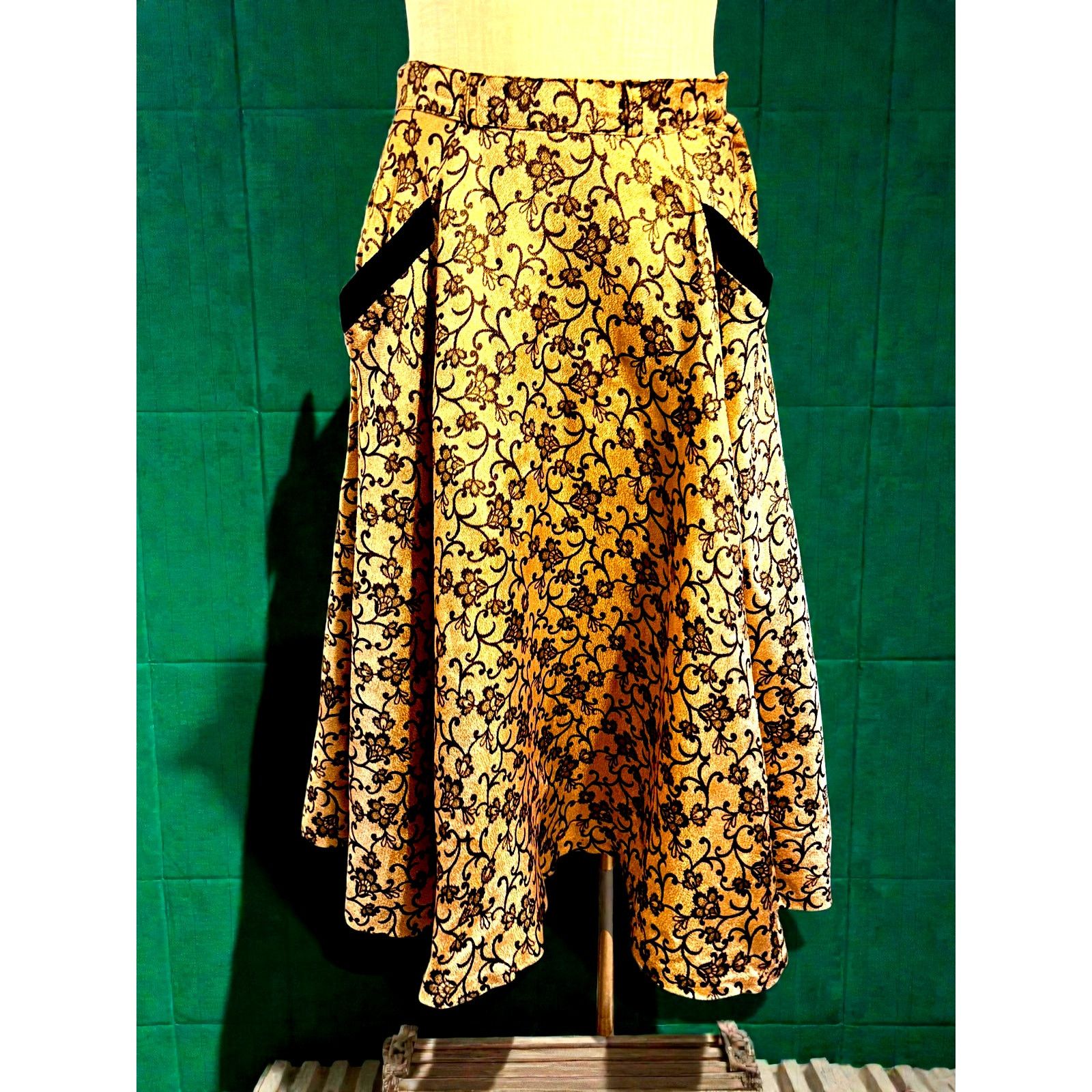 Vintage 60s Mid Century Chic Gold Lamé A-Line Skirt Black Brocade Size 27" / US 4 / IT 40 - 3 Thumbnail