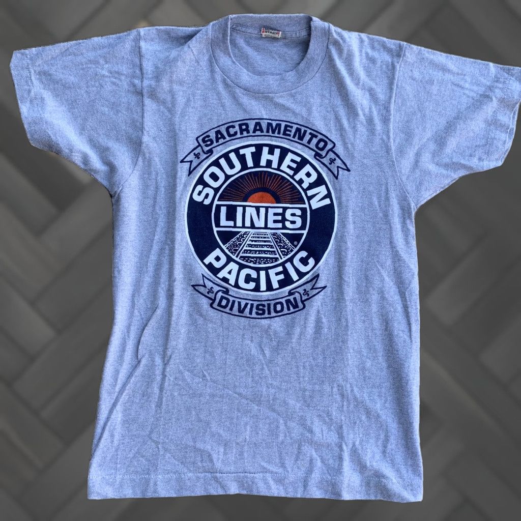 Vintage VINTAGE Southern Pacific Lines Sacramento Division t shirt single stitch Size S (Unisex) Gray Screen Stars 1980s Graphic Tee Men/Women? Size US S / EU 44-46 / 1 - 1 Thumbnail