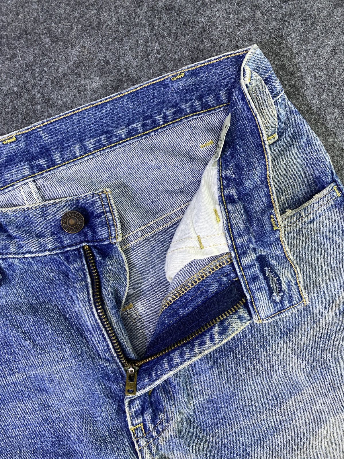 Jean × Levi's × Vintage Vintage Levis 519 Distressed Blue Wash Jeans - J964 Size US 31 - 5 Thumbnail