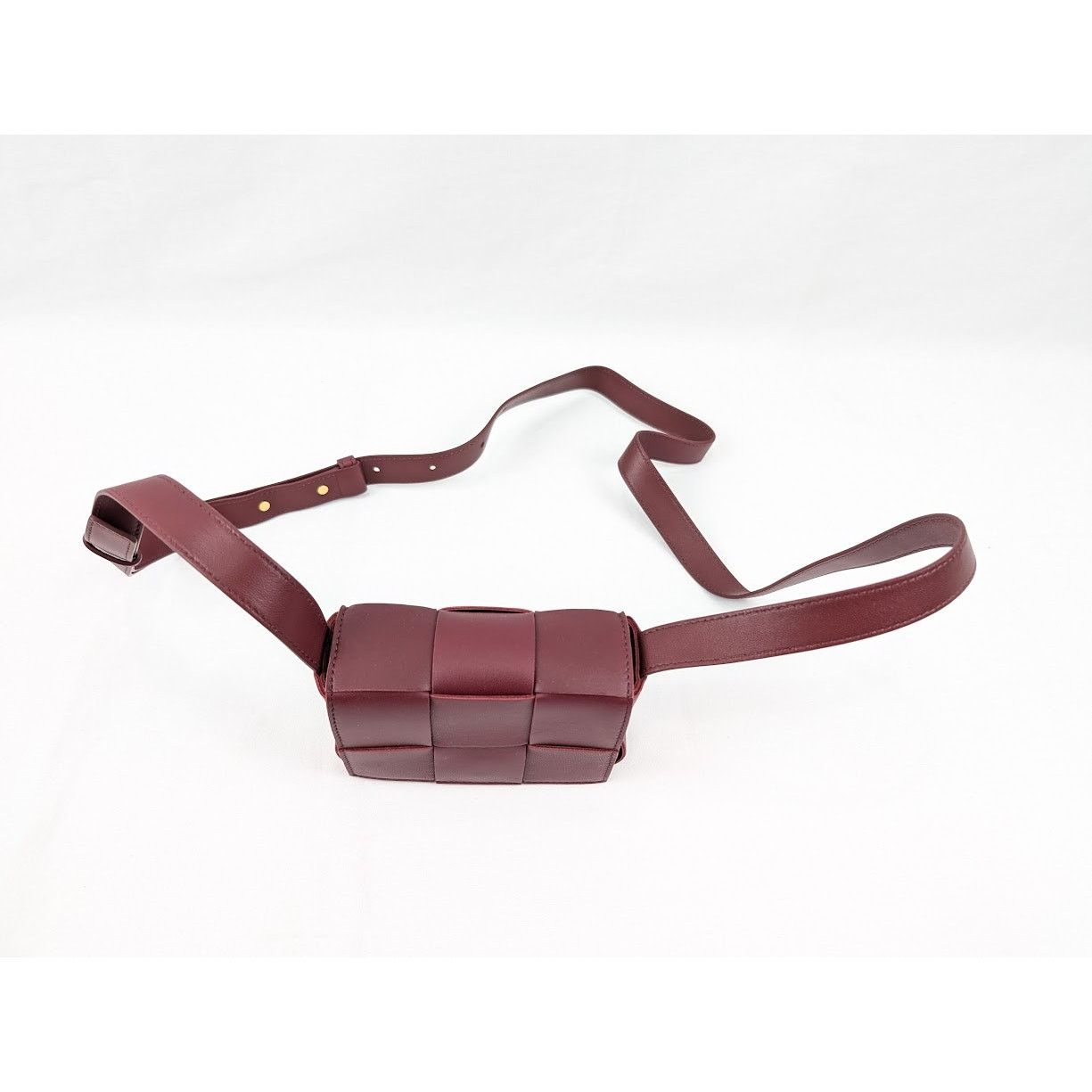 o1rshd1 Size: OS / Candy Cassette Crossbody Bag in Burgundy