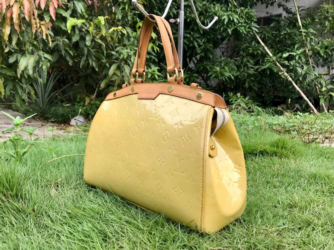 Louis Vuitton Authentic Louis Vuitton Monogram Vernis Leather Brea MM Bag Size ONE SIZE - 4 Thumbnail