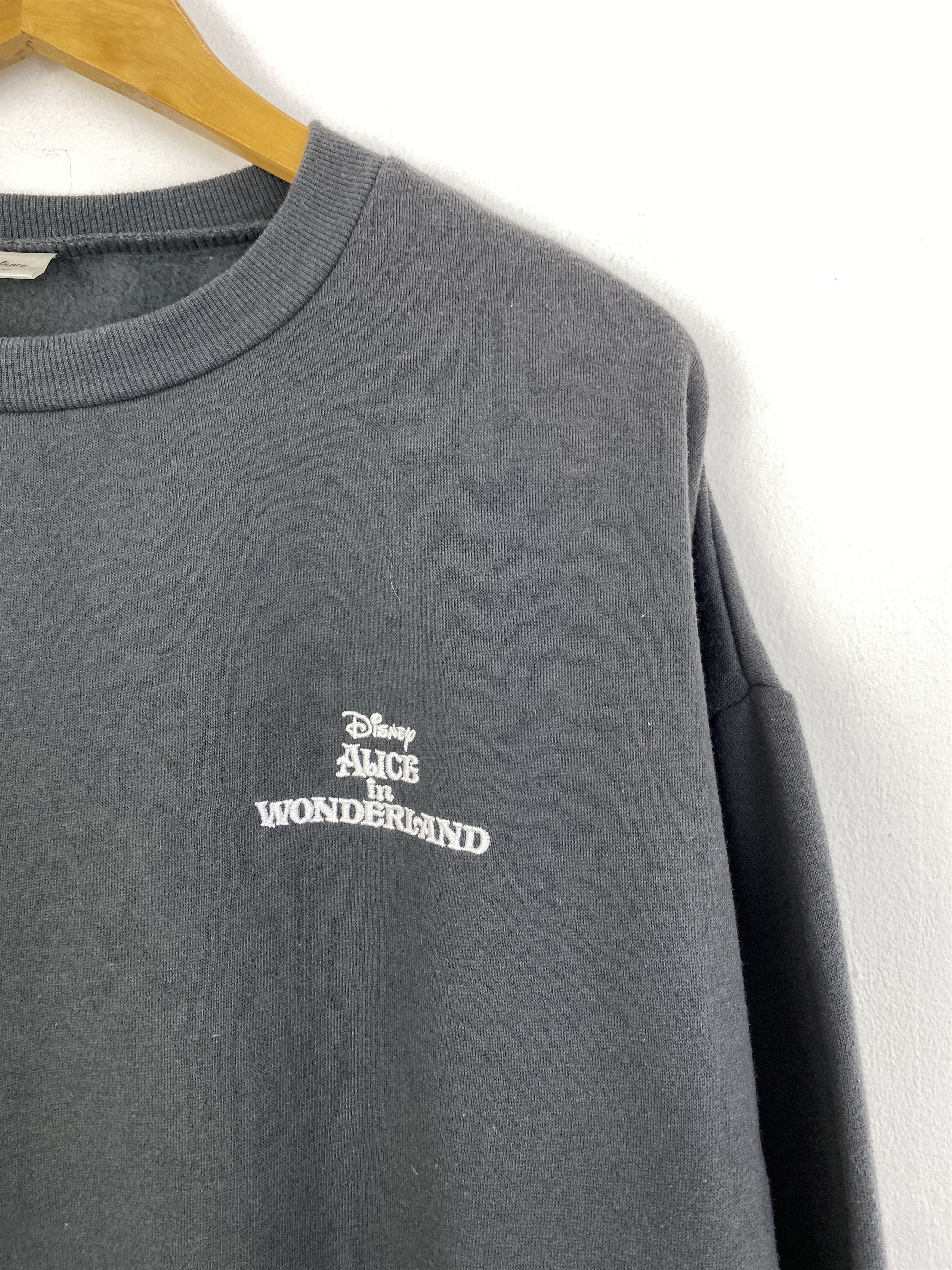 Disney Vintage Disney Alice In Wonderland Backhit Sweatshirt SH0041 Size US XL / EU 56 / 4 - 10 Thumbnail