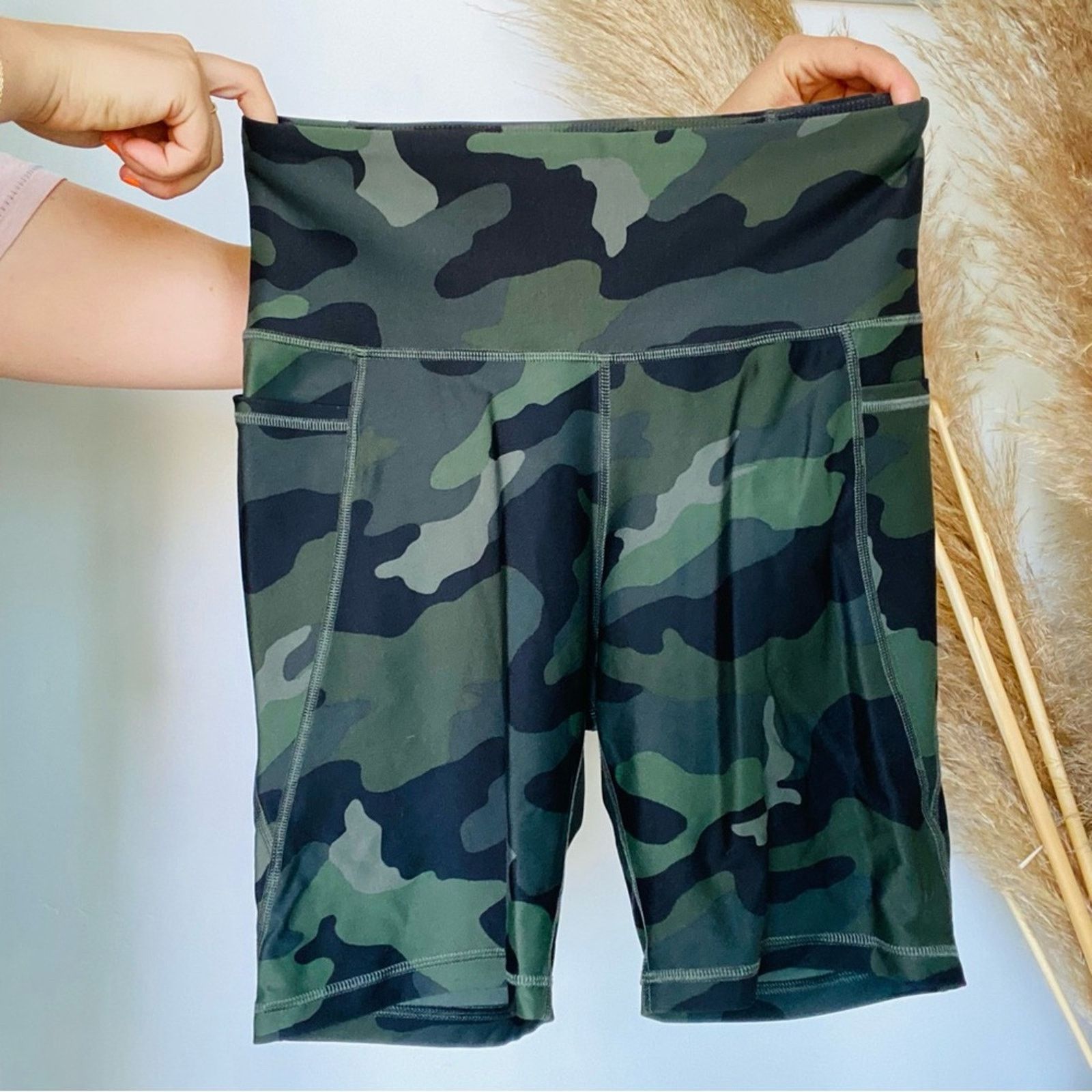 Old Navy OLD NAVY Olive Green Black Camo Print High Rise Biker Shorts Size 30" / US 8 / IT 44 - 3 Thumbnail