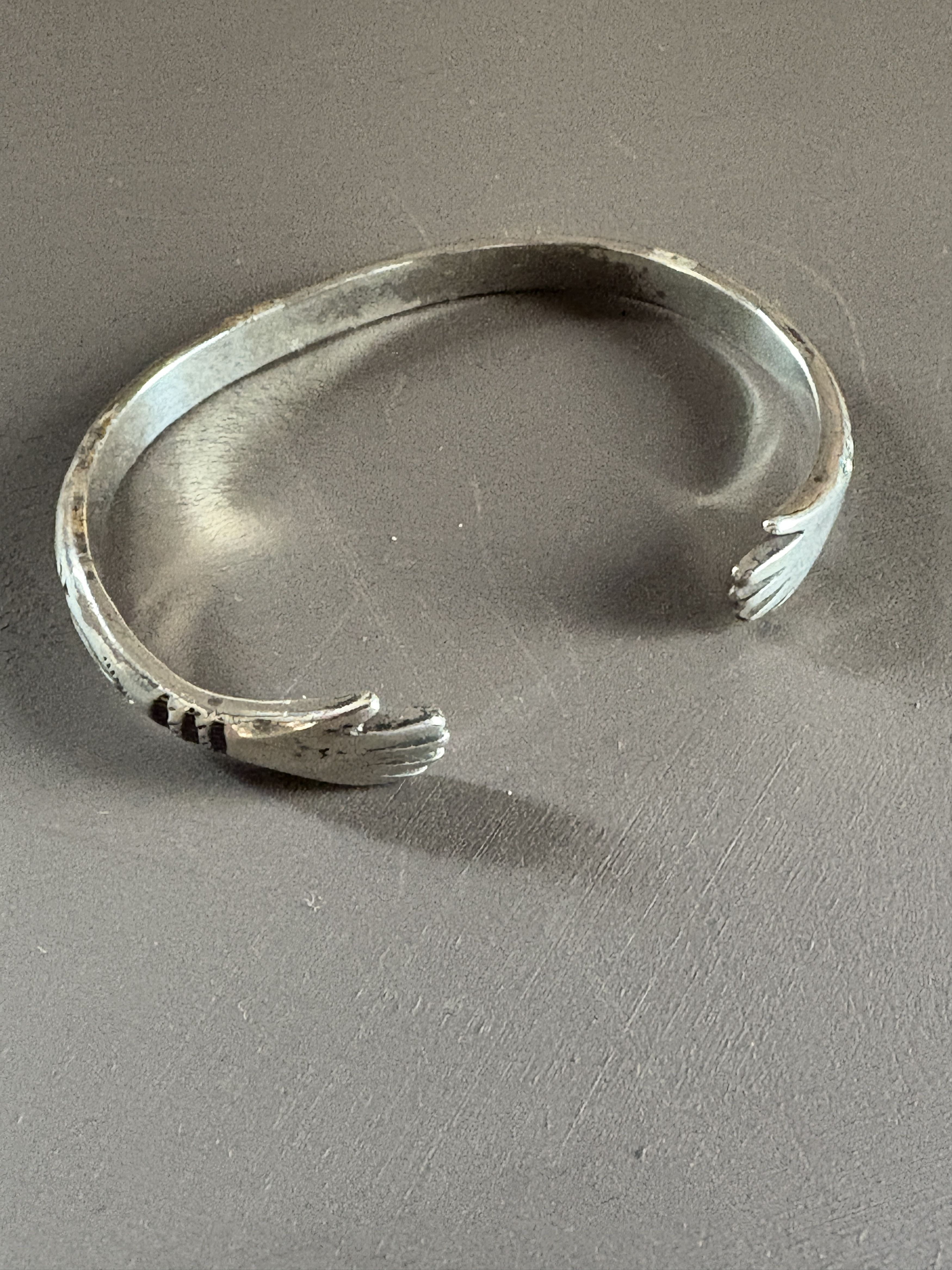 Larry Smith Larry Smith Heart Hands Bangle Size ONE SIZE - 1 Thumbnail