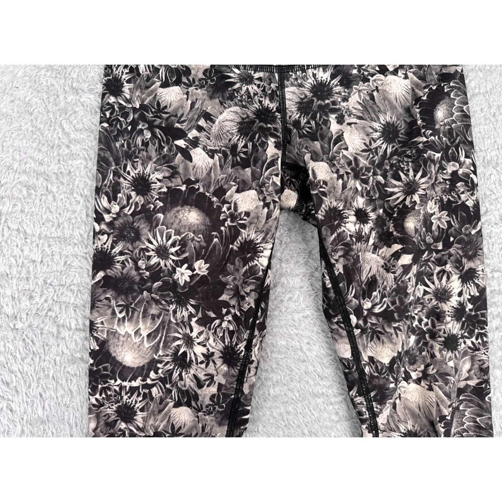 Lululemon Lululemon Wunder Under Crop Yoga Pants - Women - Size 4 - White/Black Floral - Cropped, Low Rise, 20" Inseam - Activewear Size 27" / US 4 / IT 40 - 4 Thumbnail