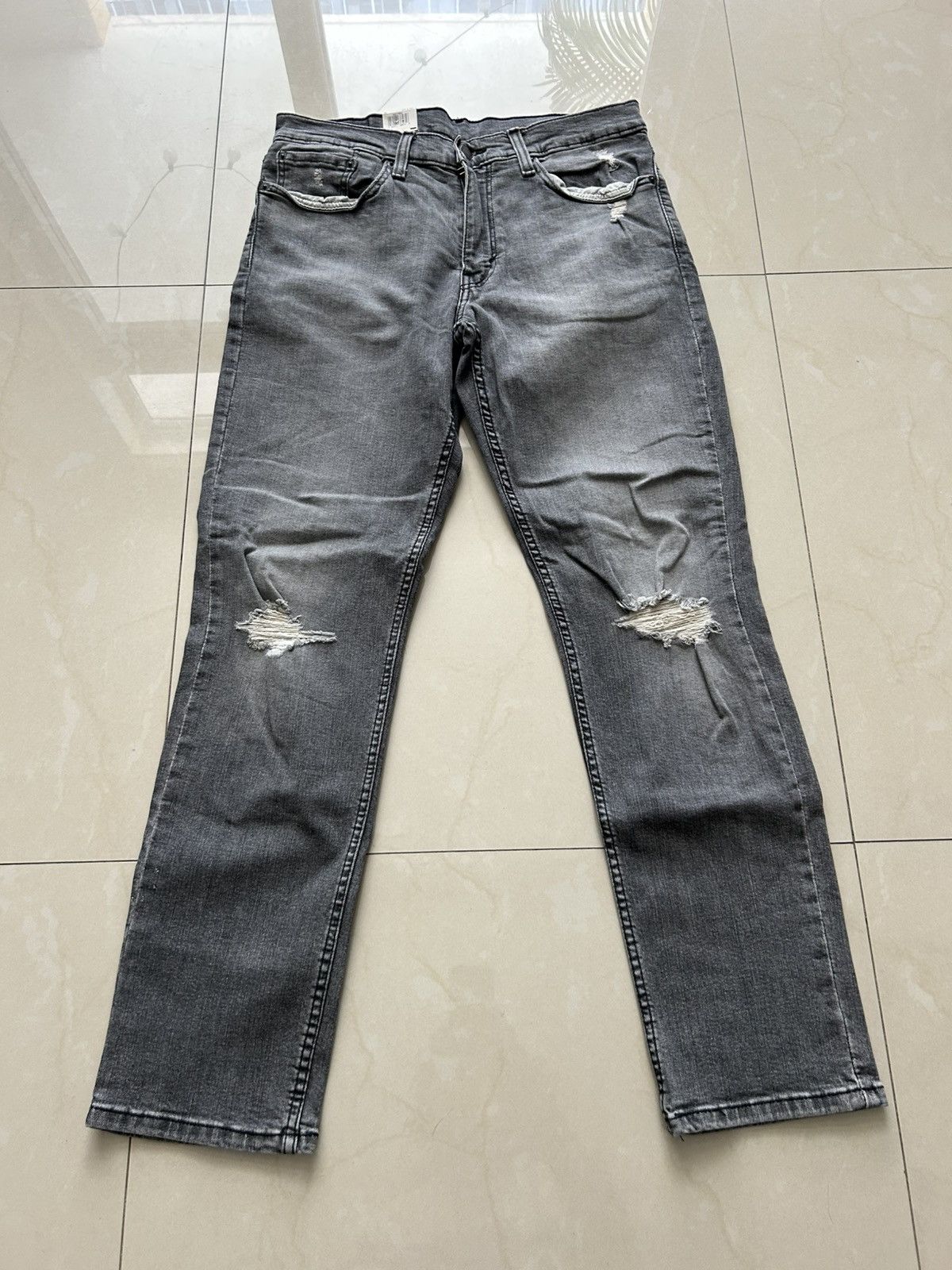 Levi's Levi’s black knee distressed denim Size US 34 / EU 50 - 1 Thumbnail