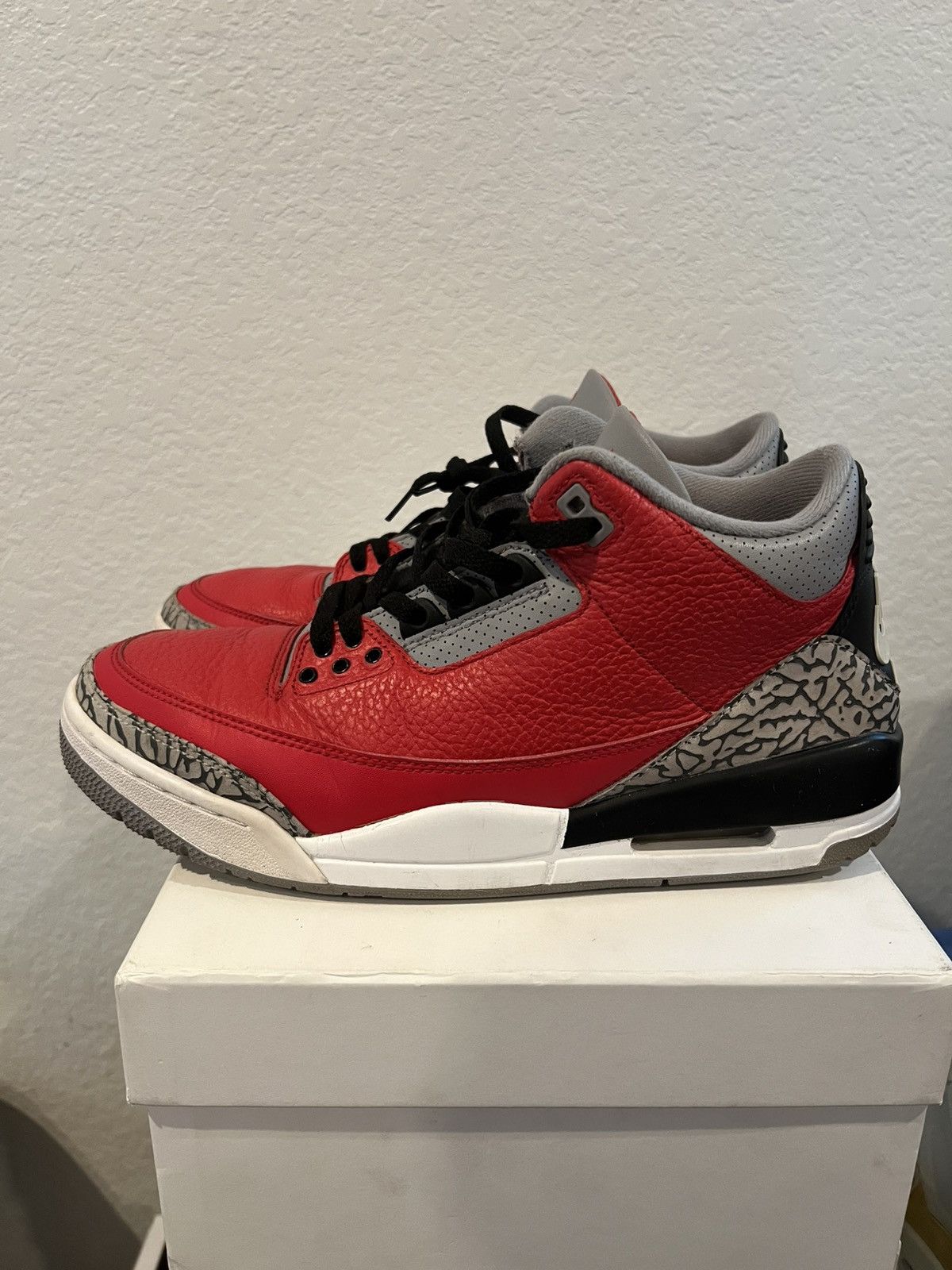 Jordan Brand Jordan 3 Retro SE Unite Fire Red Size US 10 / EU 43 - 1 Thumbnail