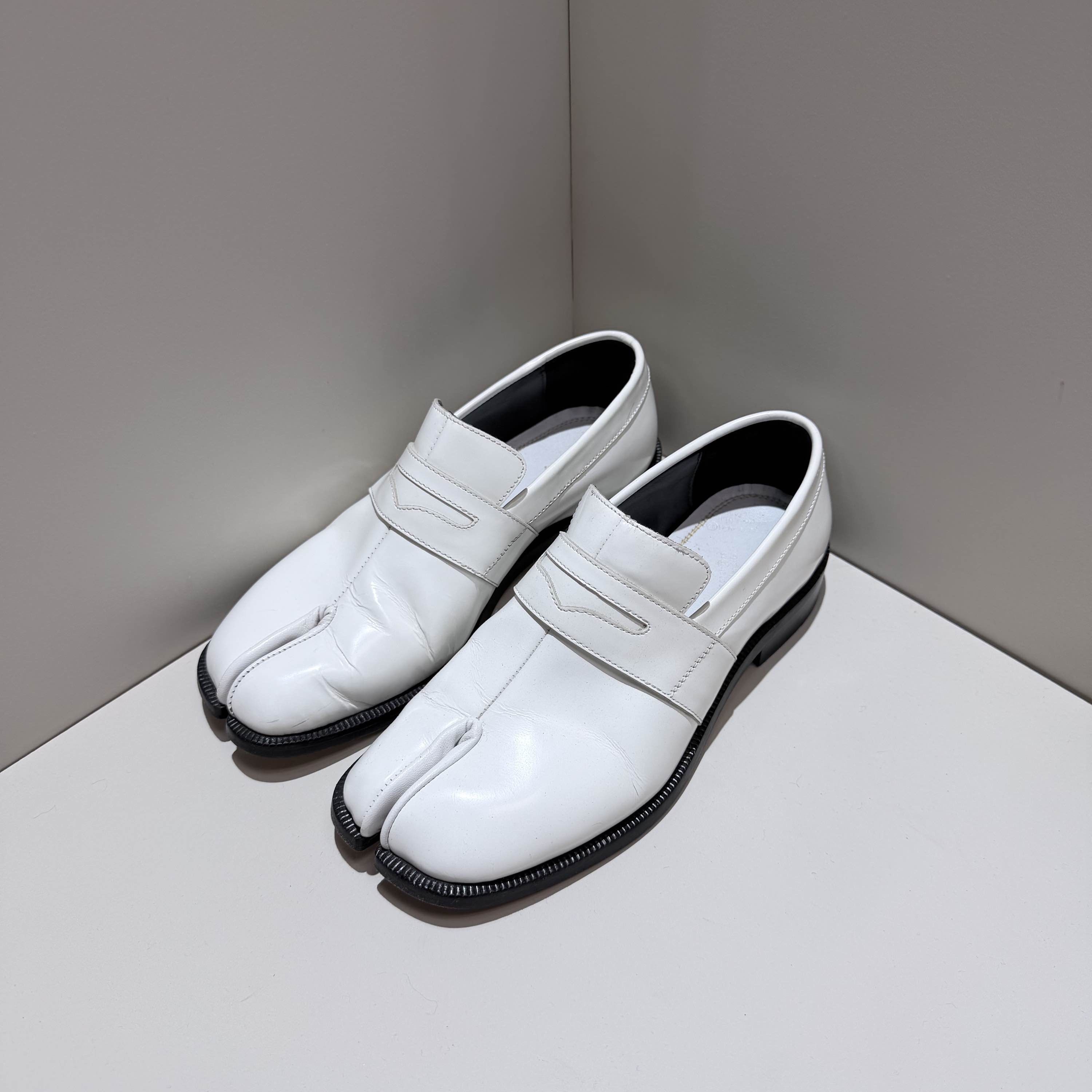 Maison Margiela Maison Margiela White Tabi Loafers Size 36 Size US 6 / IT 36 - 1 Thumbnail