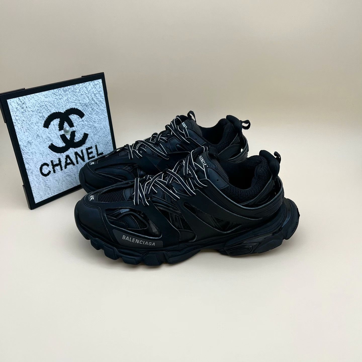 Balenciaga Balenciaga Lowtop Sneakers 12 Men Size US 12 / EU 45 - 1 Thumbnail