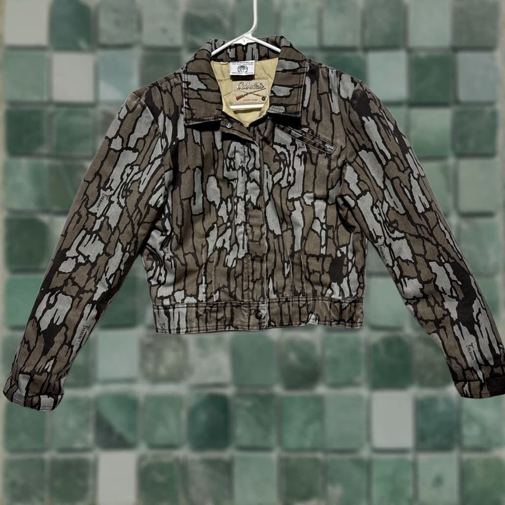 Vintage VINTAGE Cabela's Trebark Camo Quilt Lined Cropped Detroit Jacket Women’s Size 16 Womens 90s Camouflage Zip Jacket Size XXL / US 16-18 / IT 52-54 - 1 Thumbnail