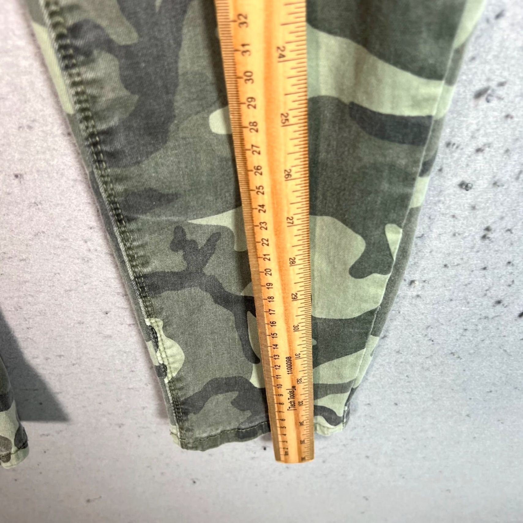 Vintage VINTAGE Elan Women's Skinny Camo Jeans Size Medium Cotton Blend Zipper Pocket Green 2000s Size 32" / US 10 / IT 46 - 6 Thumbnail