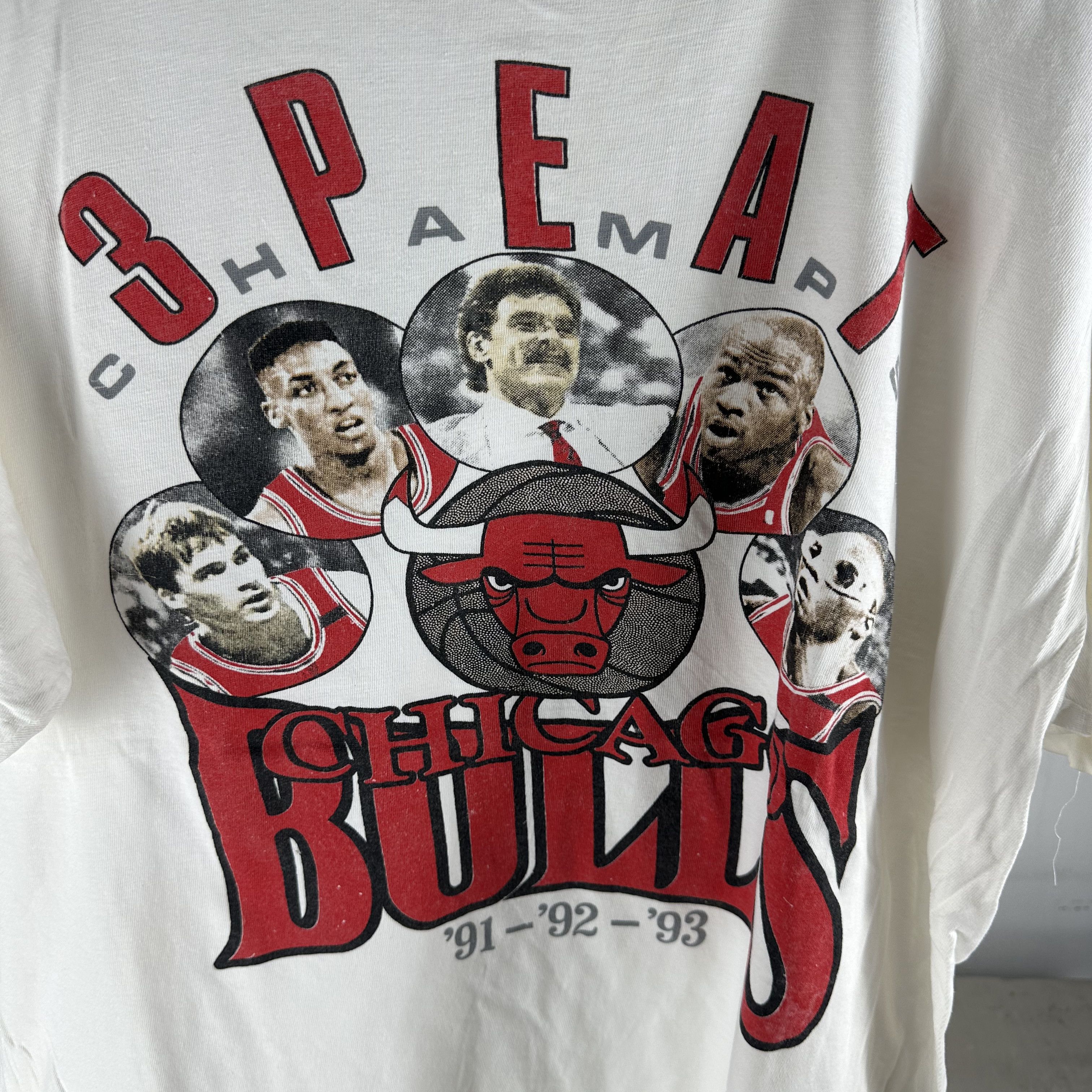 Vintage Vintage 1993 Chicago Bulls NBA 3 Peat Champions T-Shirt Size US XL / EU 56 / 4 - 2 Thumbnail