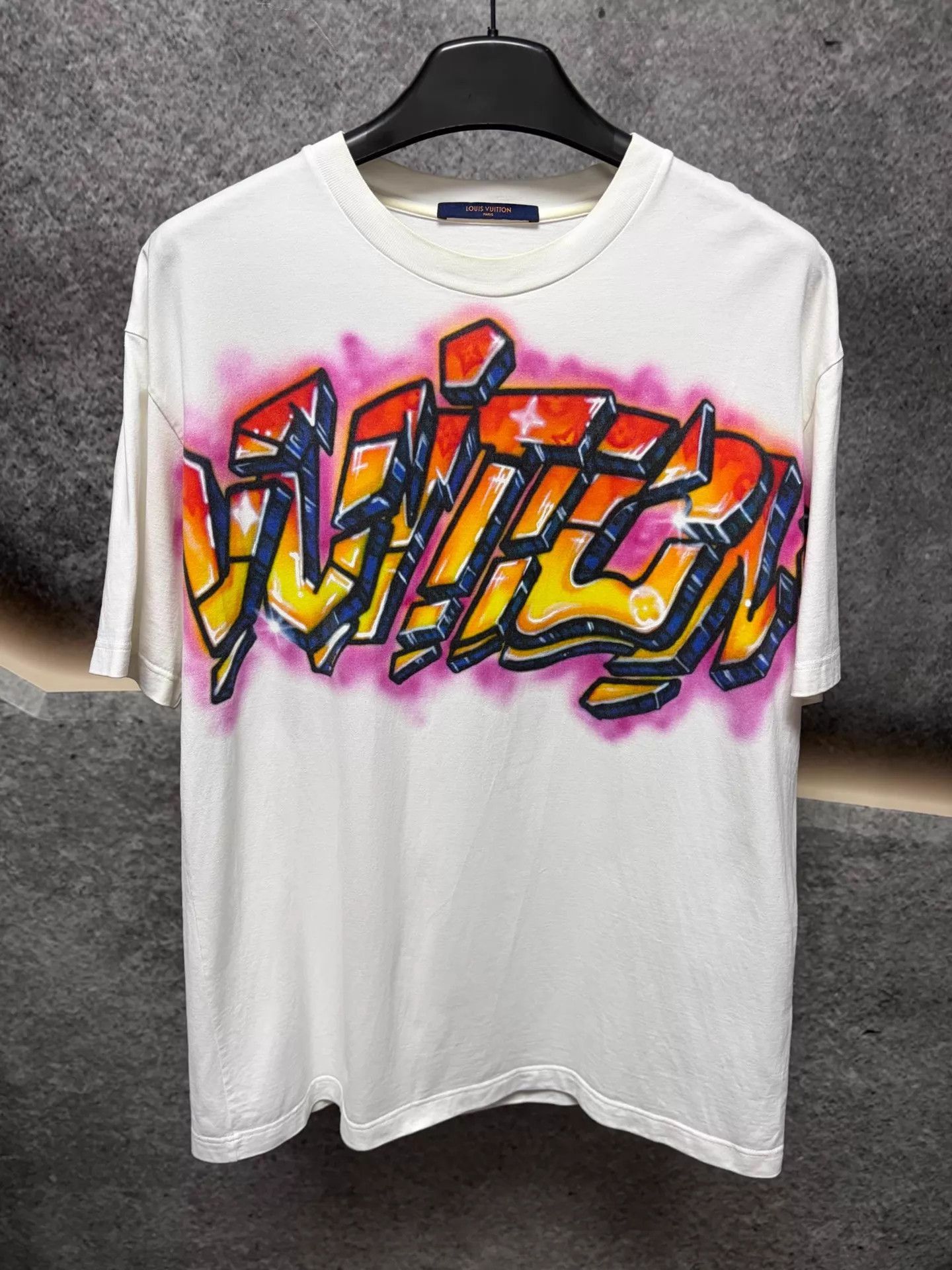 Louis Vuitton White Graffiti Print Short Sleeve T-Shirt L Size US L / EU 52-54 / 3 - 1 Thumbnail