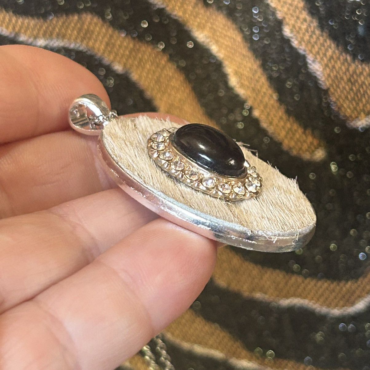 Handmade Handcrafted cowhide vintage gem cameo pendant necklace Size ONE SIZE - 6 Thumbnail