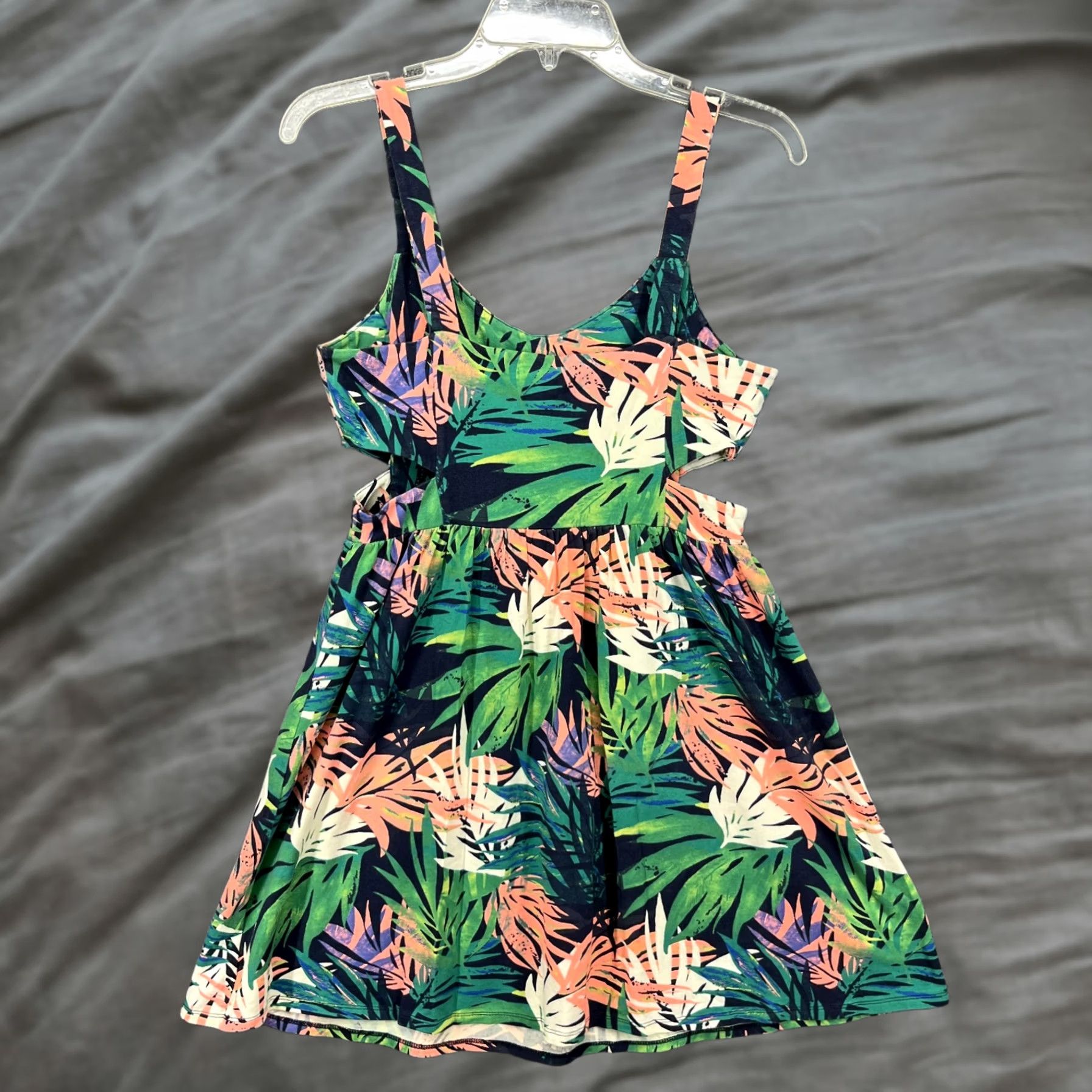 forever 21 beach dress FOREVER 21 Womens Medium Floral Tropical Cut out Sleeveless cruise 4.11.25 Color:Light Blue Mint Denim A-Line Midi Dress hugging bodycon silhouette