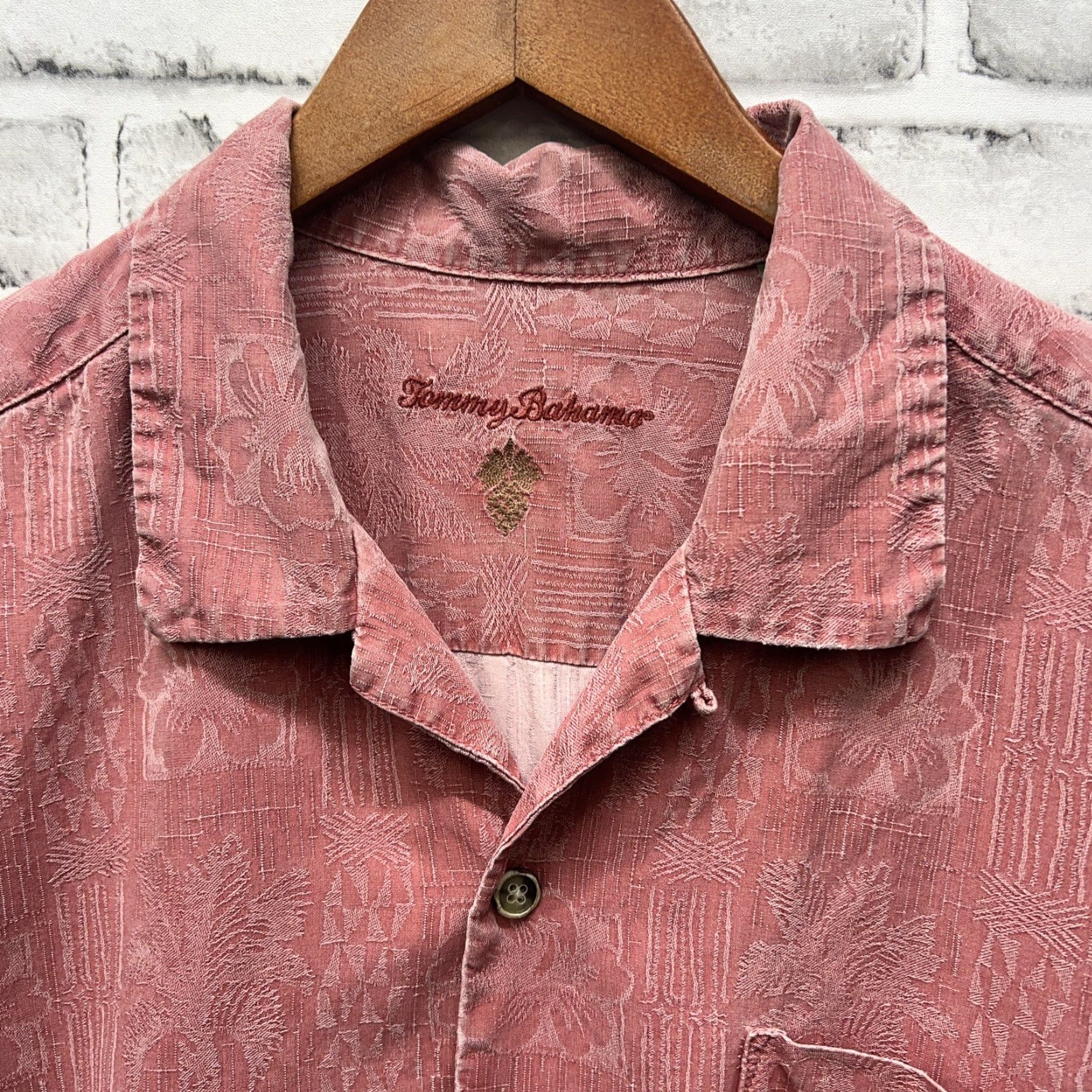 Tommy Bahama VINTAGE Tommy Bahama Shirt Hawaiian Silk Textured Pink Mens L Short Sleeve Button-Up Hawaii Theme (70s/90s not required) Size US L / EU 52-54 / 3 - 3 Thumbnail