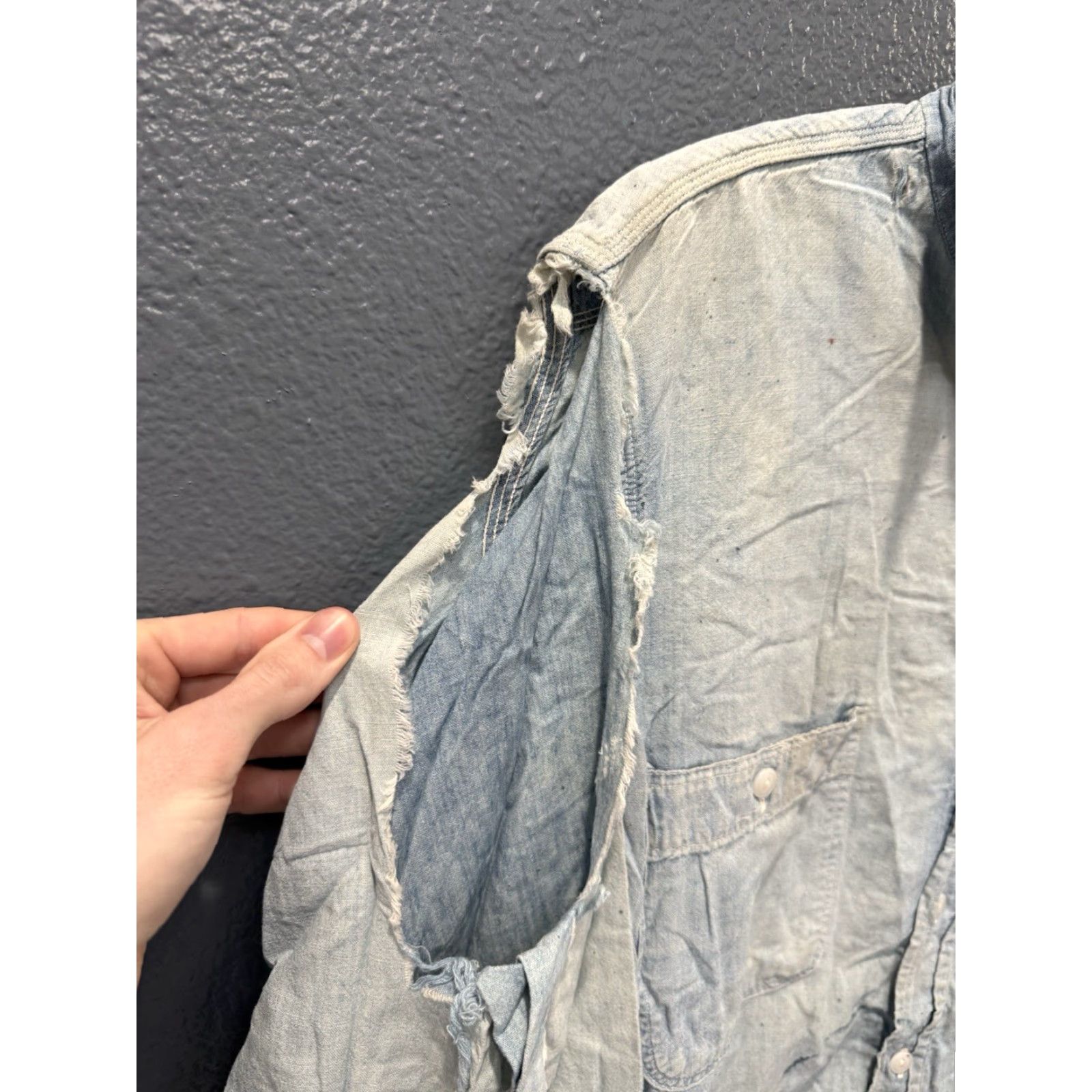 JCPenney VINTAGE Penneys Chambray Work Button Up Shirt L Men’s Blue 1940s Cotton Sanforized Distressed Size US L / EU 52-54 / 3 - 4 Thumbnail