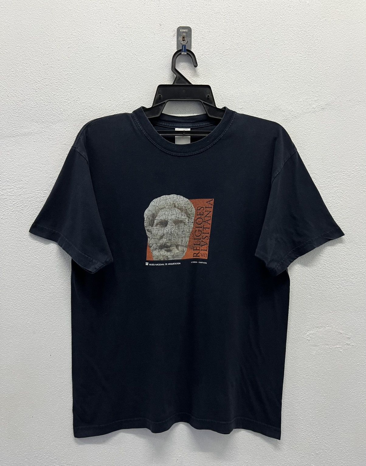Vintage RELIGIOES DA LVSITANIA MUSEU NACIONAL DE ARQUEOLOGIA SHIRT Size US S / EU 44-46 / 1 - 1 Thumbnail