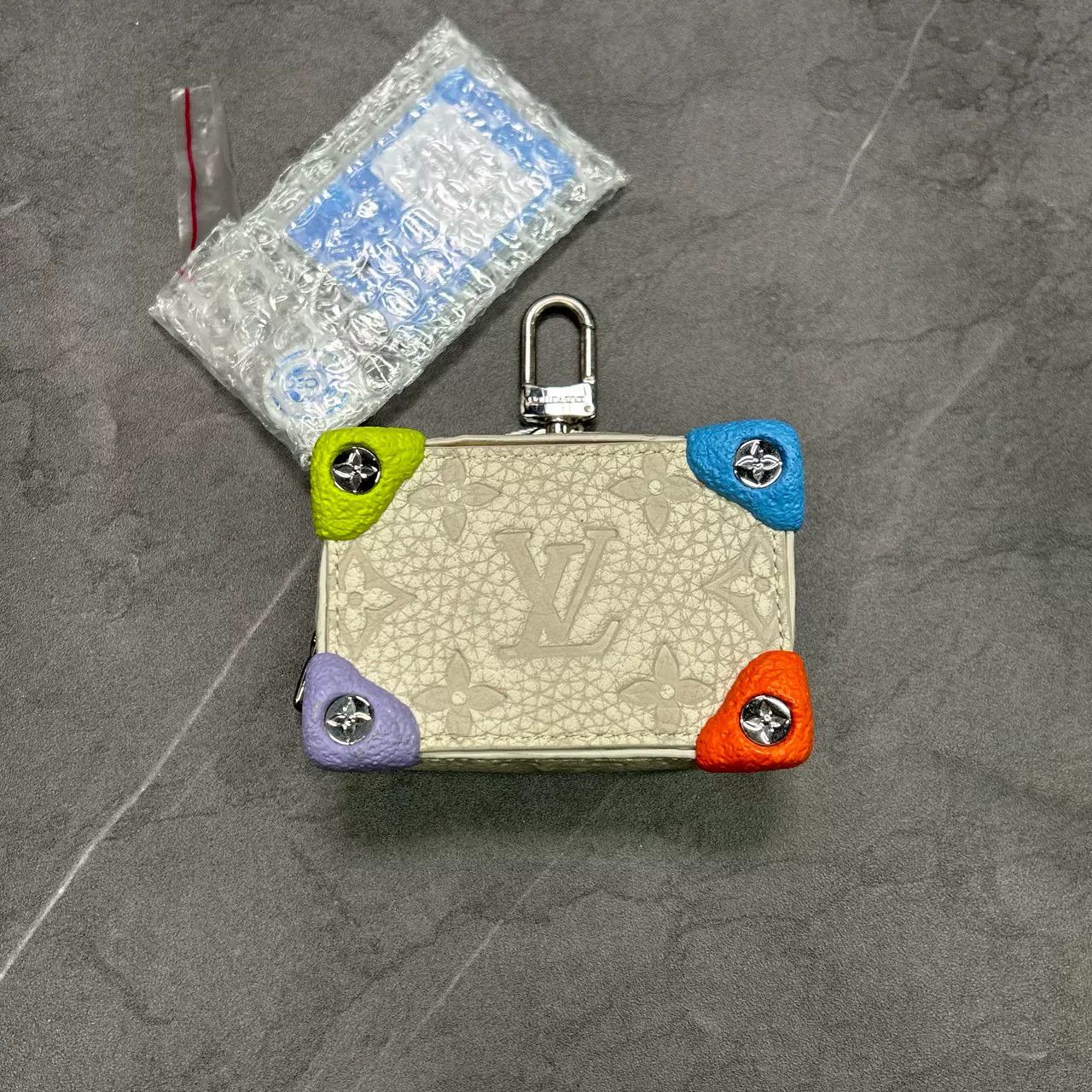 Louis Vuitton Louis Vuitton Rock Climbing Coin Earphone Pouch Size ONE SIZE - 1 Thumbnail