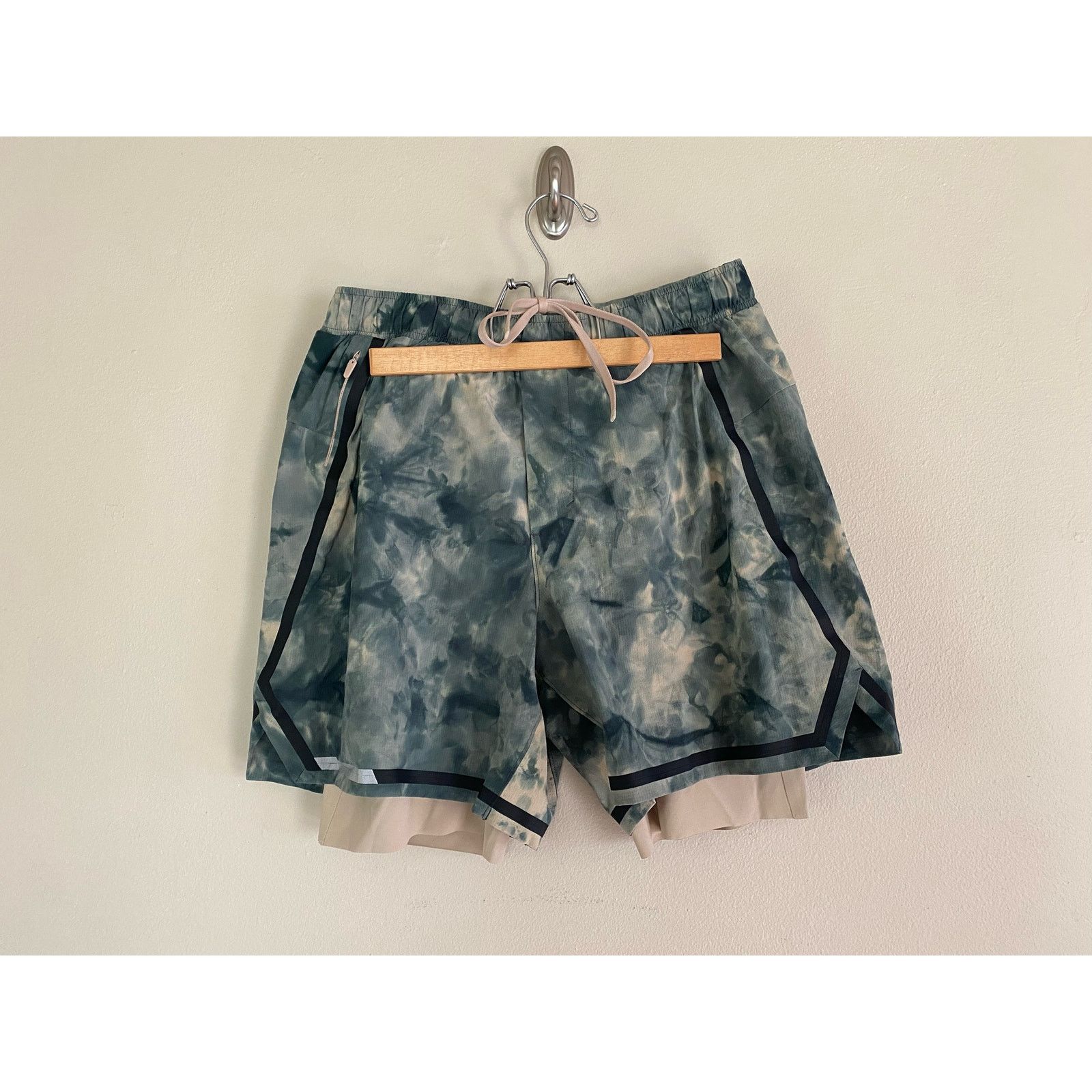 Lululemon Lululemon Surge Shorts Tidal Dye Cafe Au Lait Smoked Spruce Size US 26 / EU 42 - 1 Thumbnail