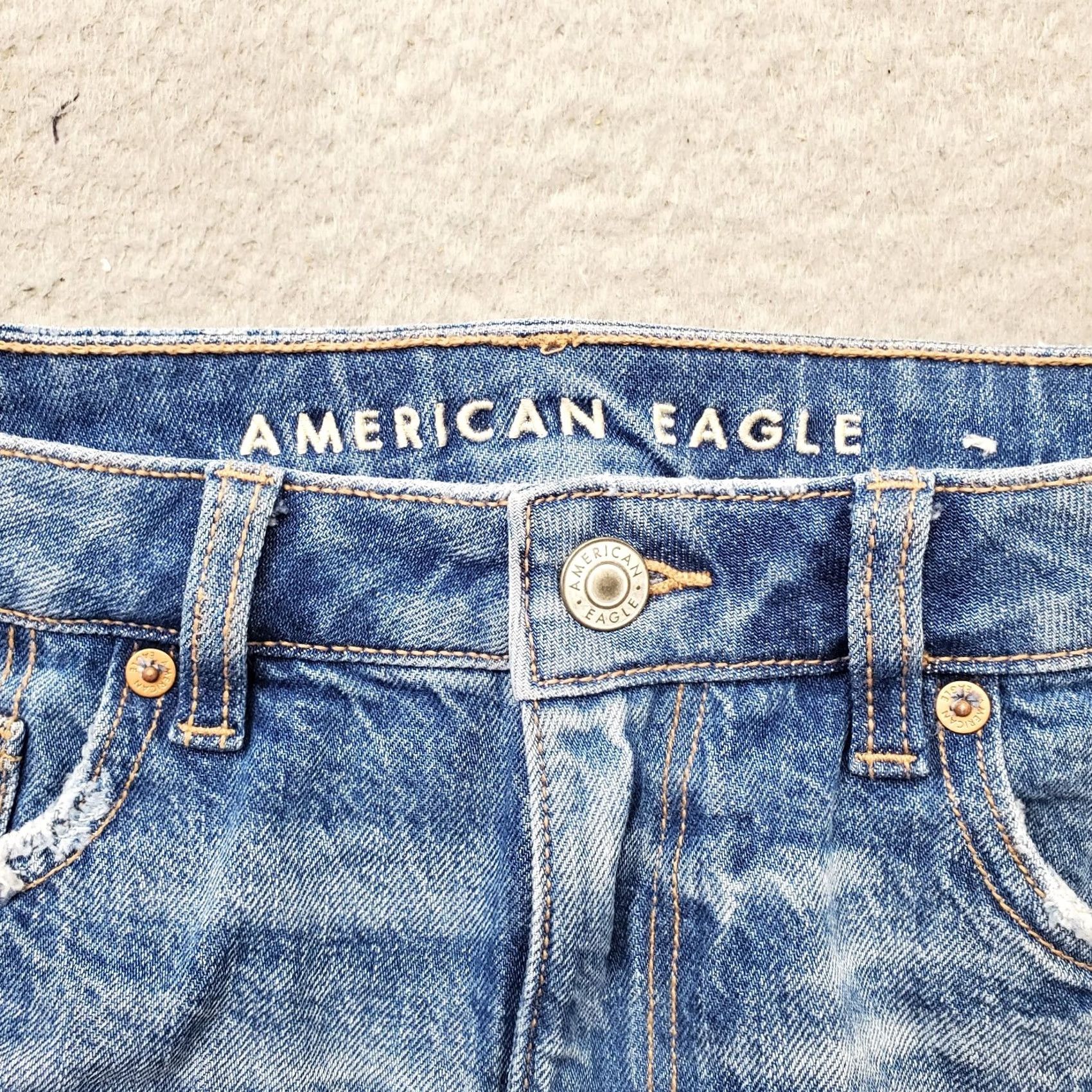 American Eagle Outfitters American Eagle Outfitters Womens 4 Blue Denim Mom Shorts, Vintage No, 5-Pocket, 2.5 Inseam, Medium Wash, Button Zip, Casual Summer Update Size 27" / US 4 / IT 40 - 6 Thumbnail
