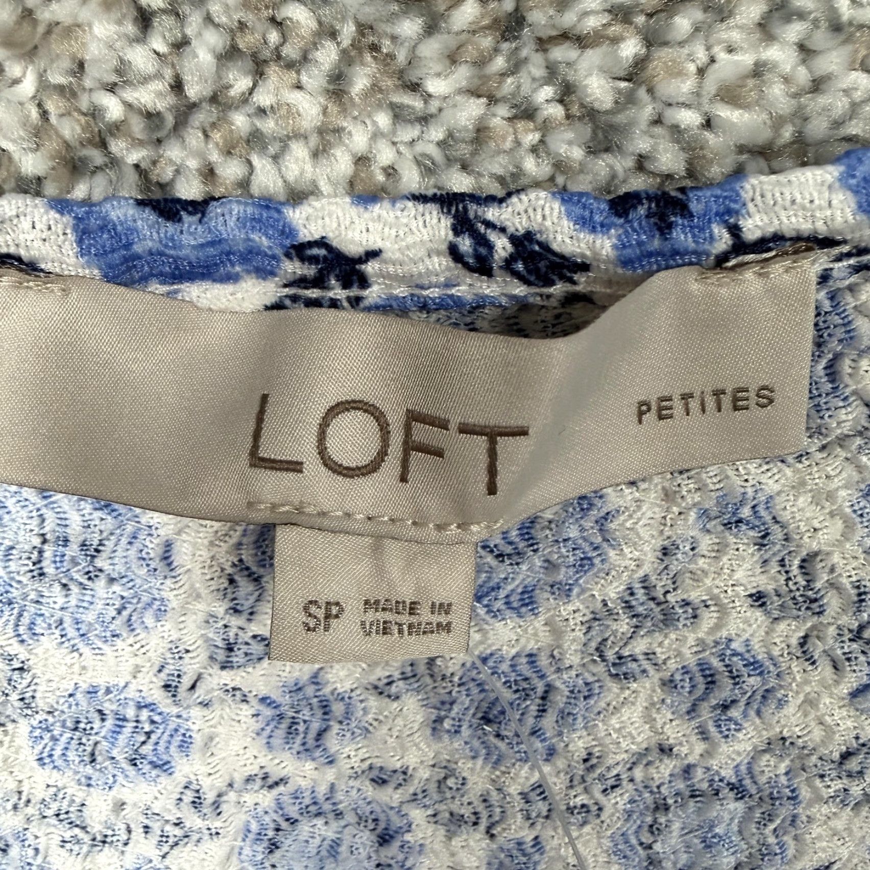 Loft LOFT Womens Blouse Petite SP Blue Floral Puff Sleeve V-Neck Knit Pullover Short Sleeve NWT Size S / US 4 / IT 40 - 4 Thumbnail