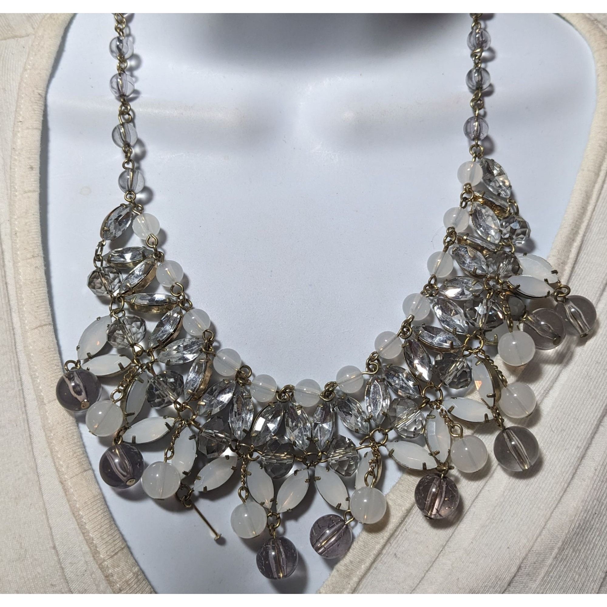 Other Elegant White And Silver Beaded Gem Bib Necklace Size ONE SIZE - 6 Thumbnail