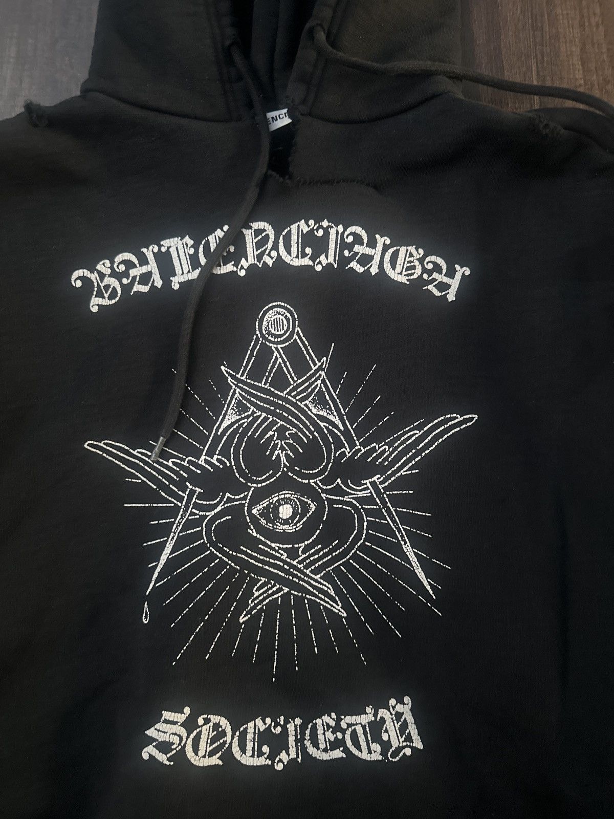 Balenciaga BALENCIAGA FREE YOUR MIND HOODIE Size US XXS / EU 40 - 2 Thumbnail