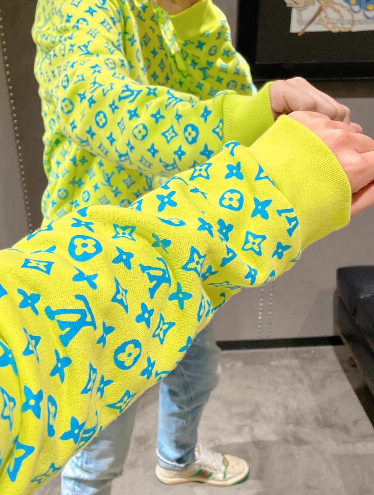 Louis Vuitton LV men's neon green LS M sweatshirt blue monogram all-over Size US M / EU 48-50 / 2 - 2 Thumbnail