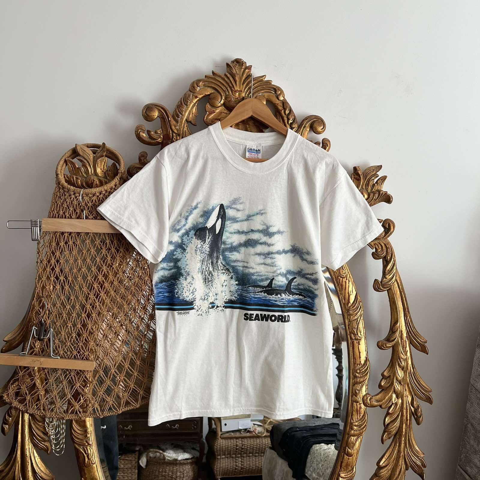 Gildan × Vintage Vintage Orca Seaworld Gildan Tee Sz M Size US M / EU 48-50 / 2 - 1 Thumbnail
